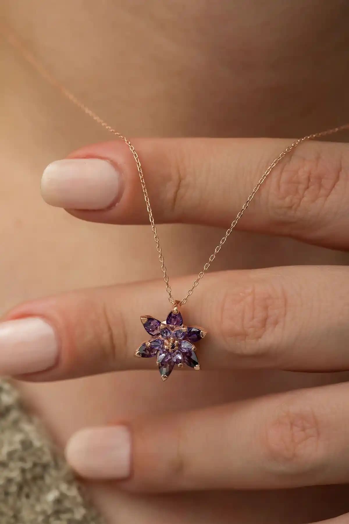 Ervanur 925 Ayar Gümüş Mor Taşlı Lotus Çiçeği Kadın Kolye Özellikleri ve Kullanım İpuçları