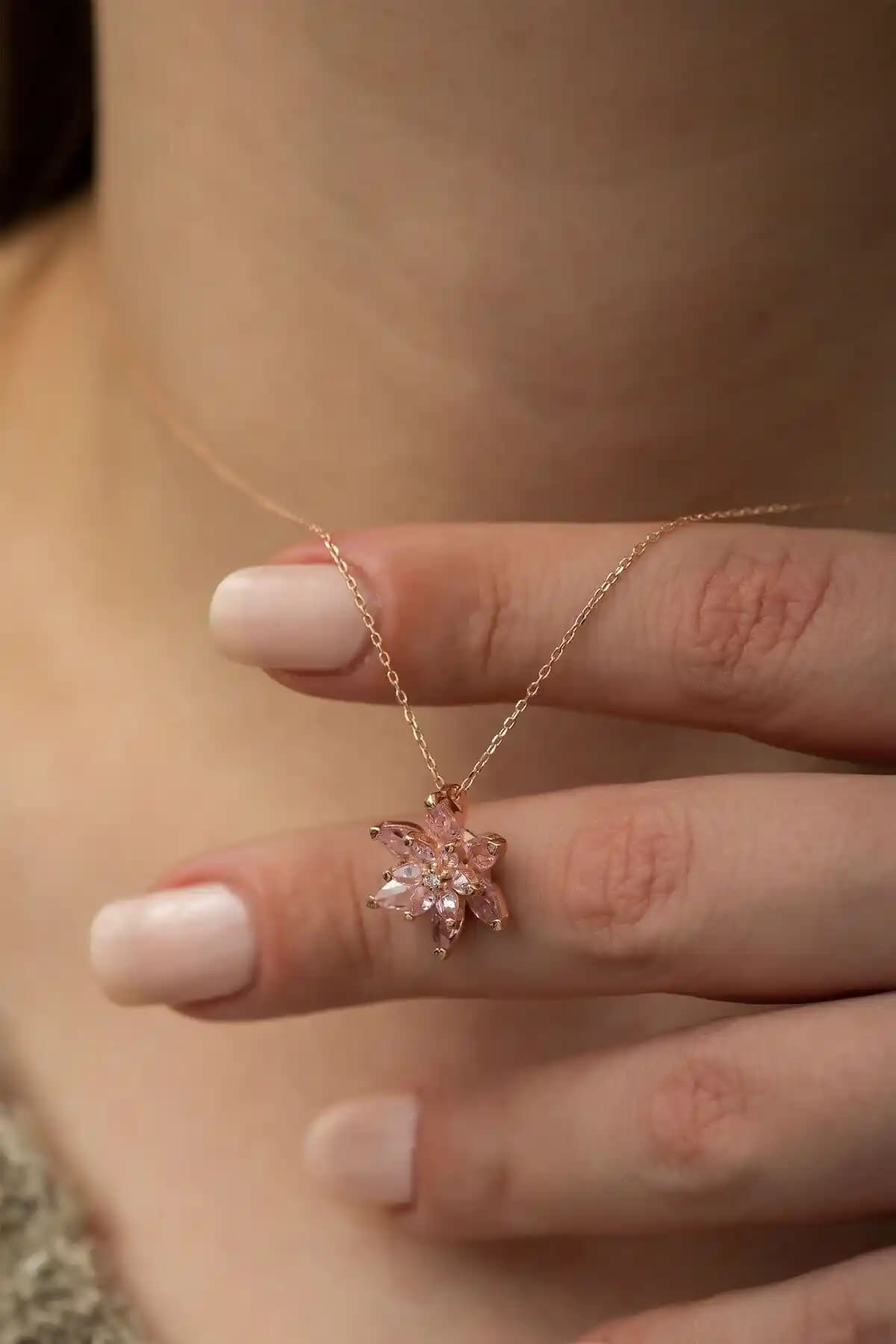 Ervanur Kadın Gümüş Pembe Taşlı Lotus Çiçeği Kolye Şıklık ve Zarafetin Modern Yansıması