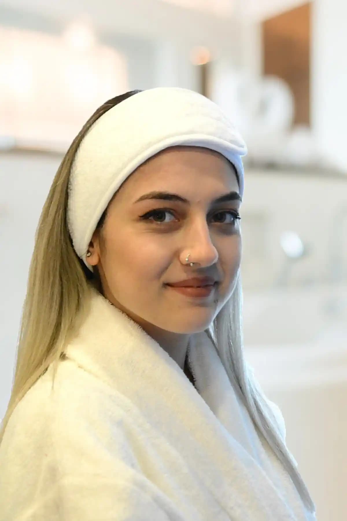 Esdense Beyaz Havlu Saç Bandı ve SB Siyah Makyaj Saç Bandı Karşılaştırması