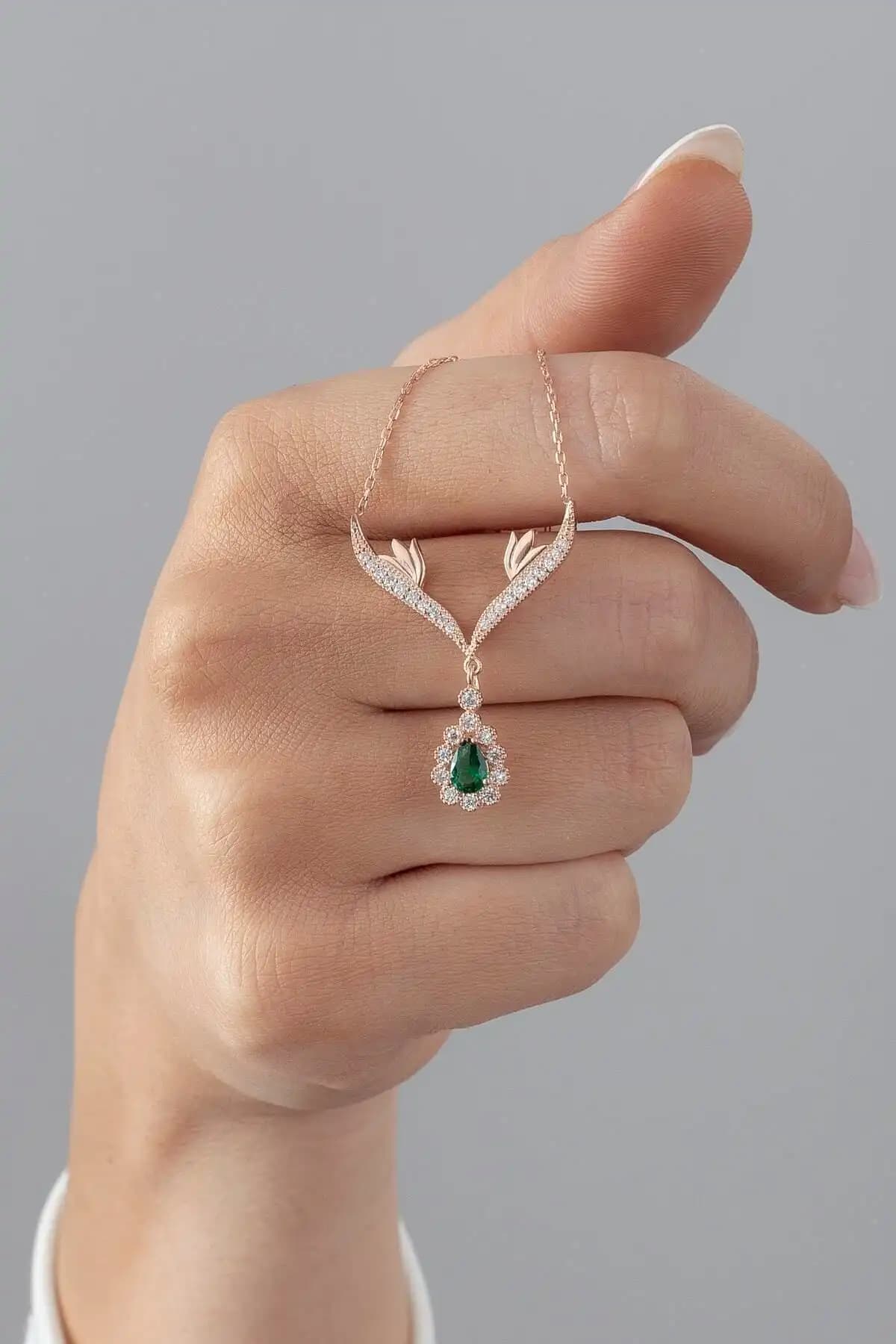 ESSARE Gümüş Kolye Karşılaştırması: Sarmaşık ve Zümrüt Taşlı Damla Modeli 2