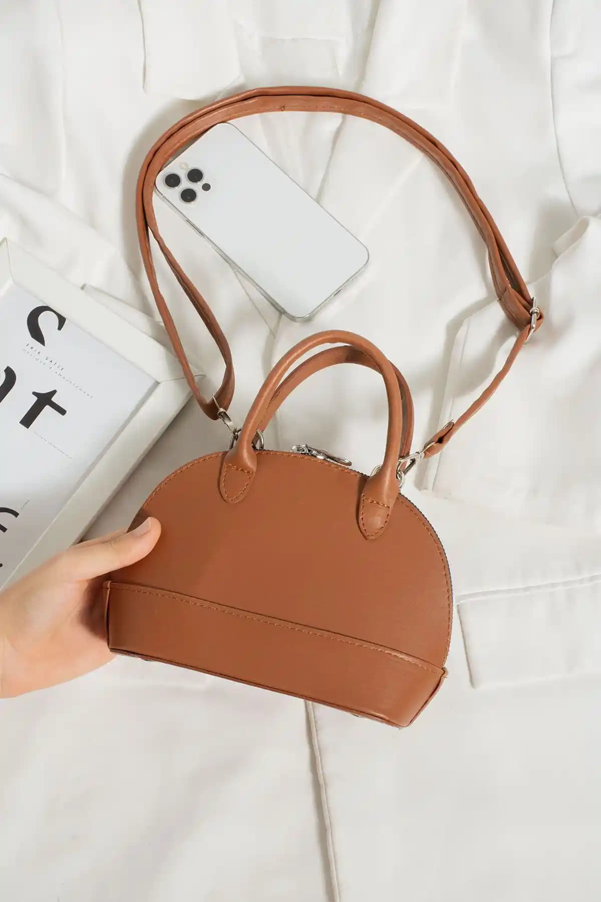 ESTUTE D Model ve Mybag Kadın Rugan Deri Baget Çantalar Karşılaştırması