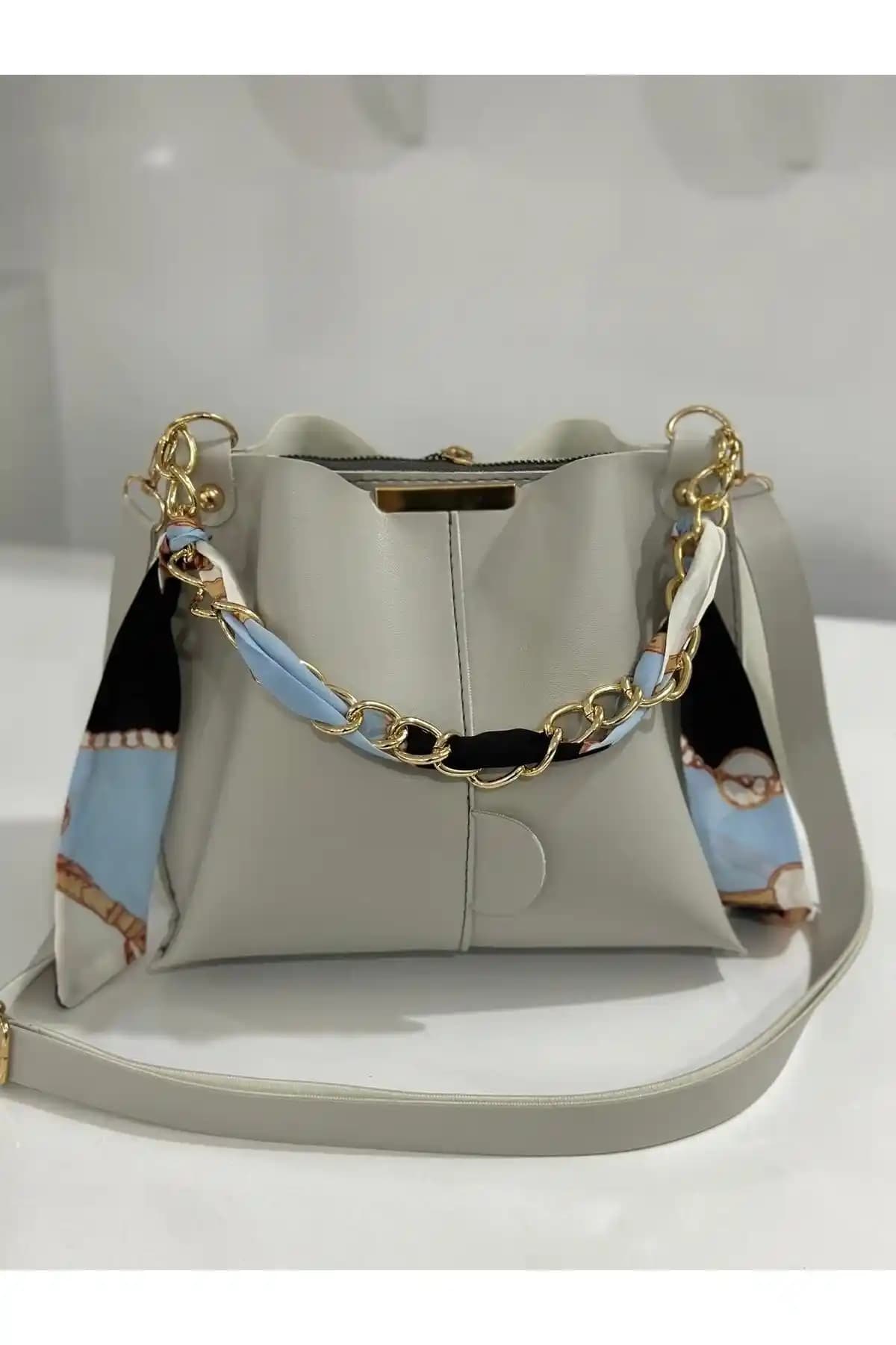 ESTUTE Kadın Fularlı Zincir Aksesuarı ile Yuvarlak Deri Çanta Günlük Şıklık ve Kullanışlılık Sunar