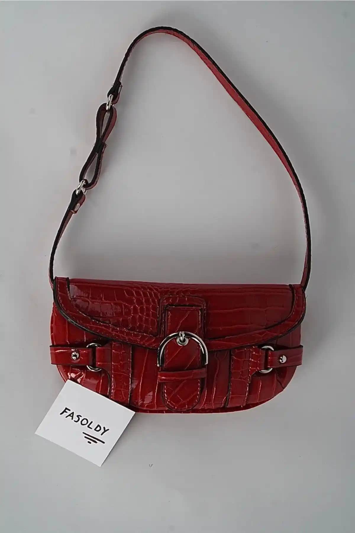 FASOLDY Kadın Kırmızı Tokalı Çapraz Kol Çantası Şık ve Dayanıklı Tasarımıyla Göz Kamaştırıyor