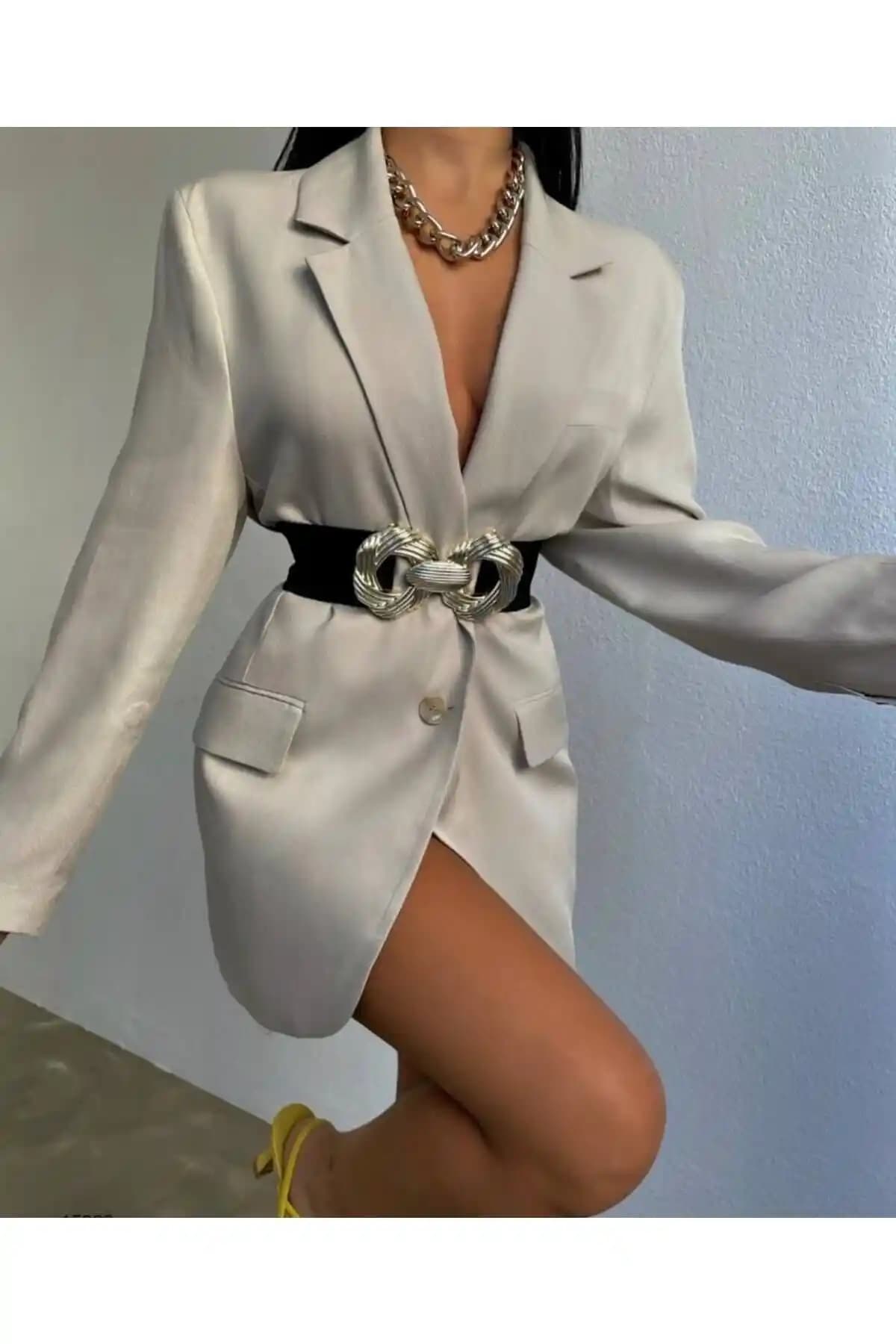 Fiori Gold Tokalı Elastik Kadın Kemeri: Şıklık ve Konfor Sunan Modern Aksesuar