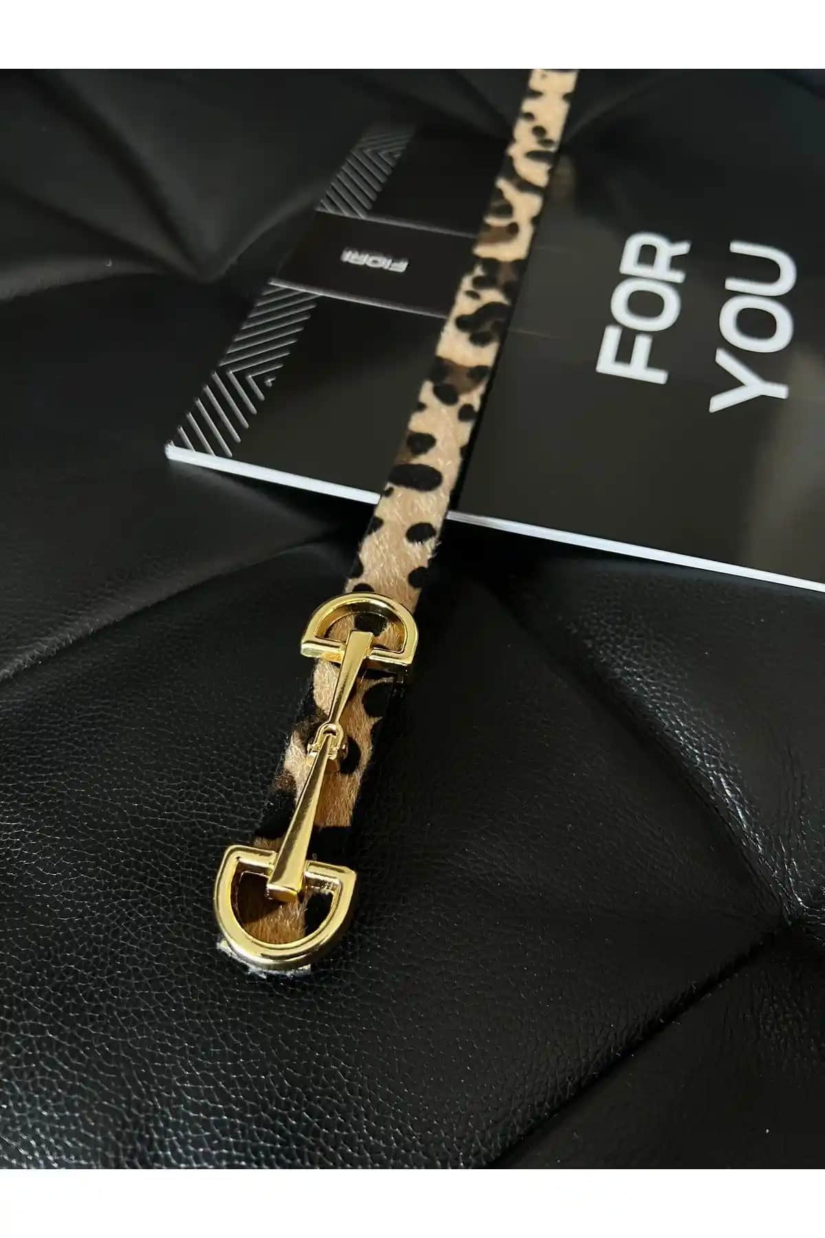 Fiori Kadın Leopar Desenli İnce Altın Tokalı Kemer Şık ve Çok Yönlü Kullanım İmkanı Sunar