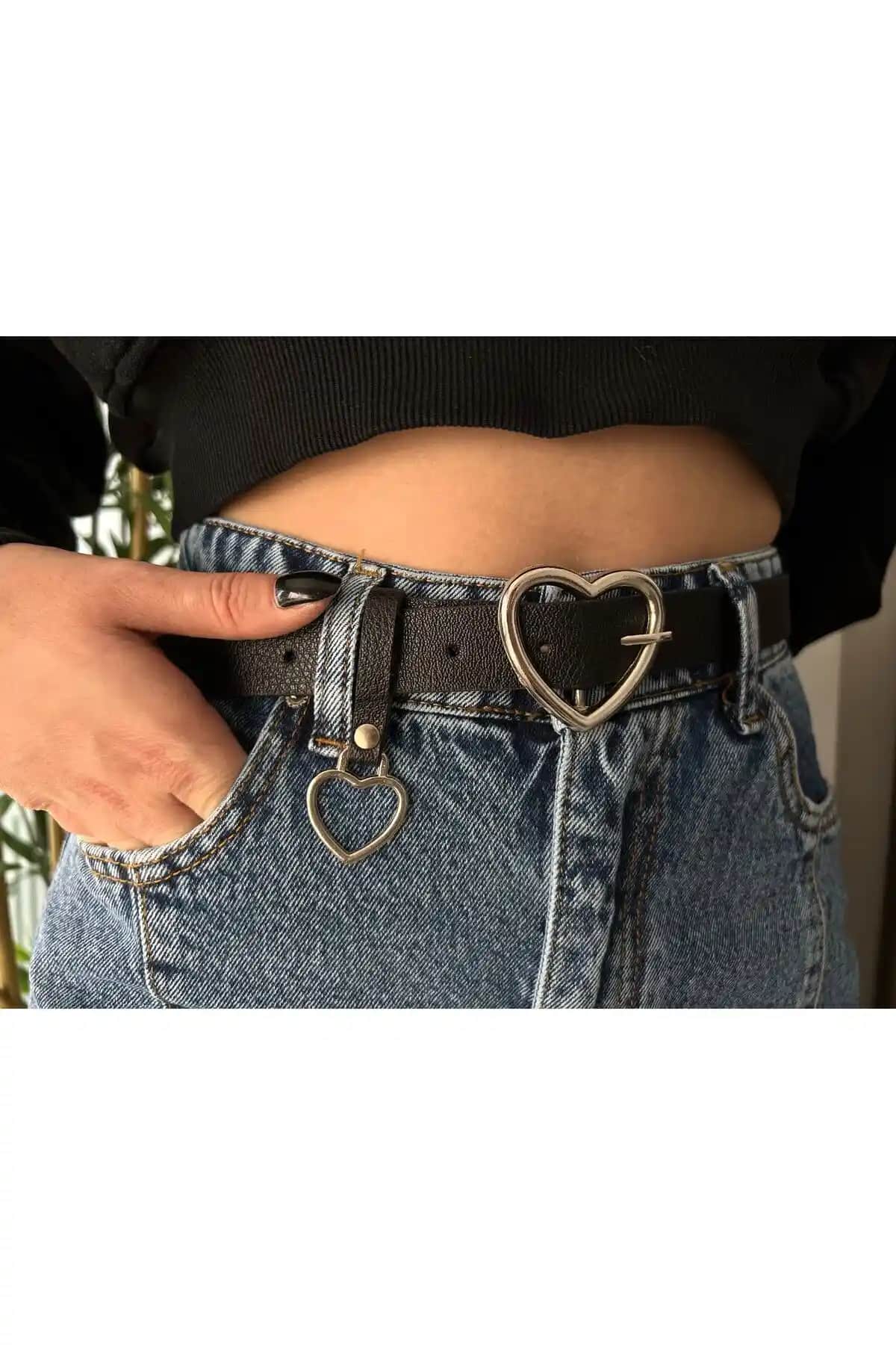 Fiori Kalp Tokalı Kadın Kemer: Şıklık ve Fonksiyonelliği Bir Arada Sunan Modern Aksesuar