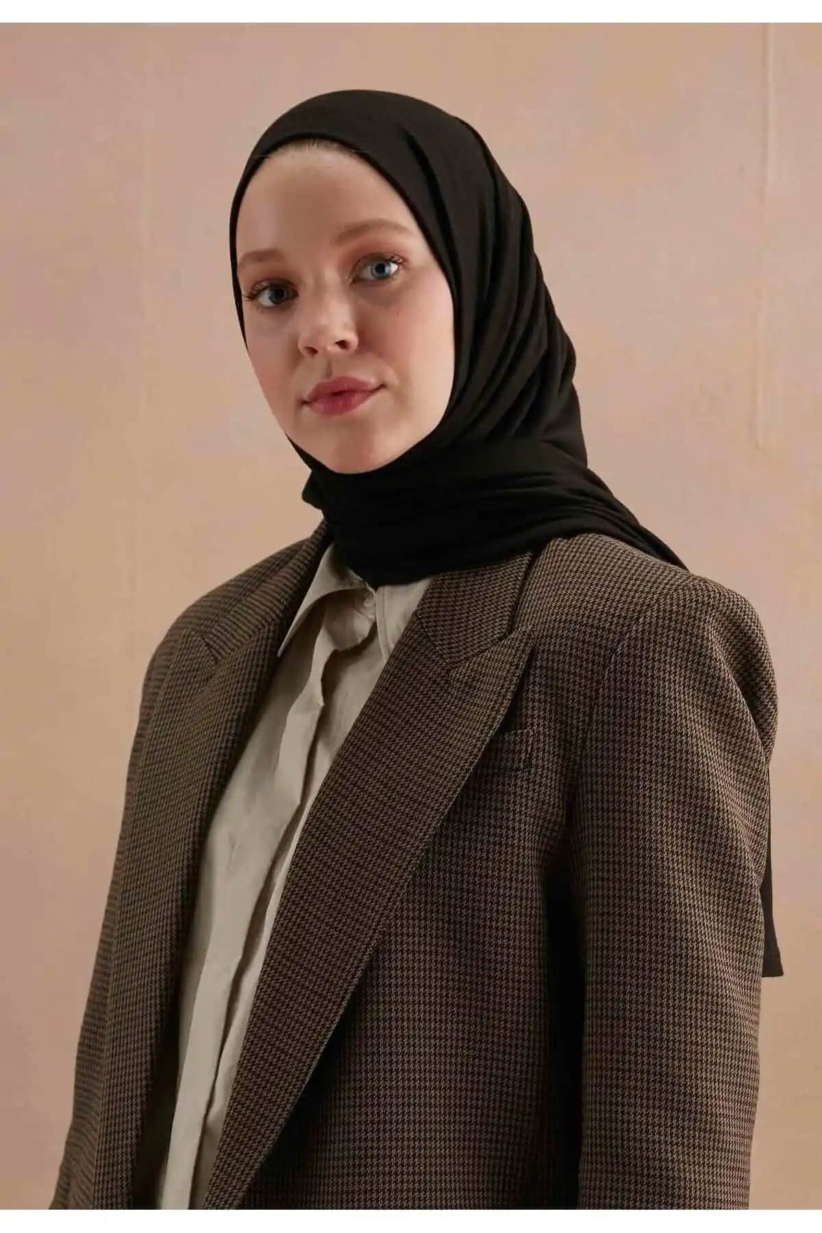 Freshscarfs Penye Şal Siyah: Günlük ve Özel Günler İçin Şık ve Rahat Tasarım