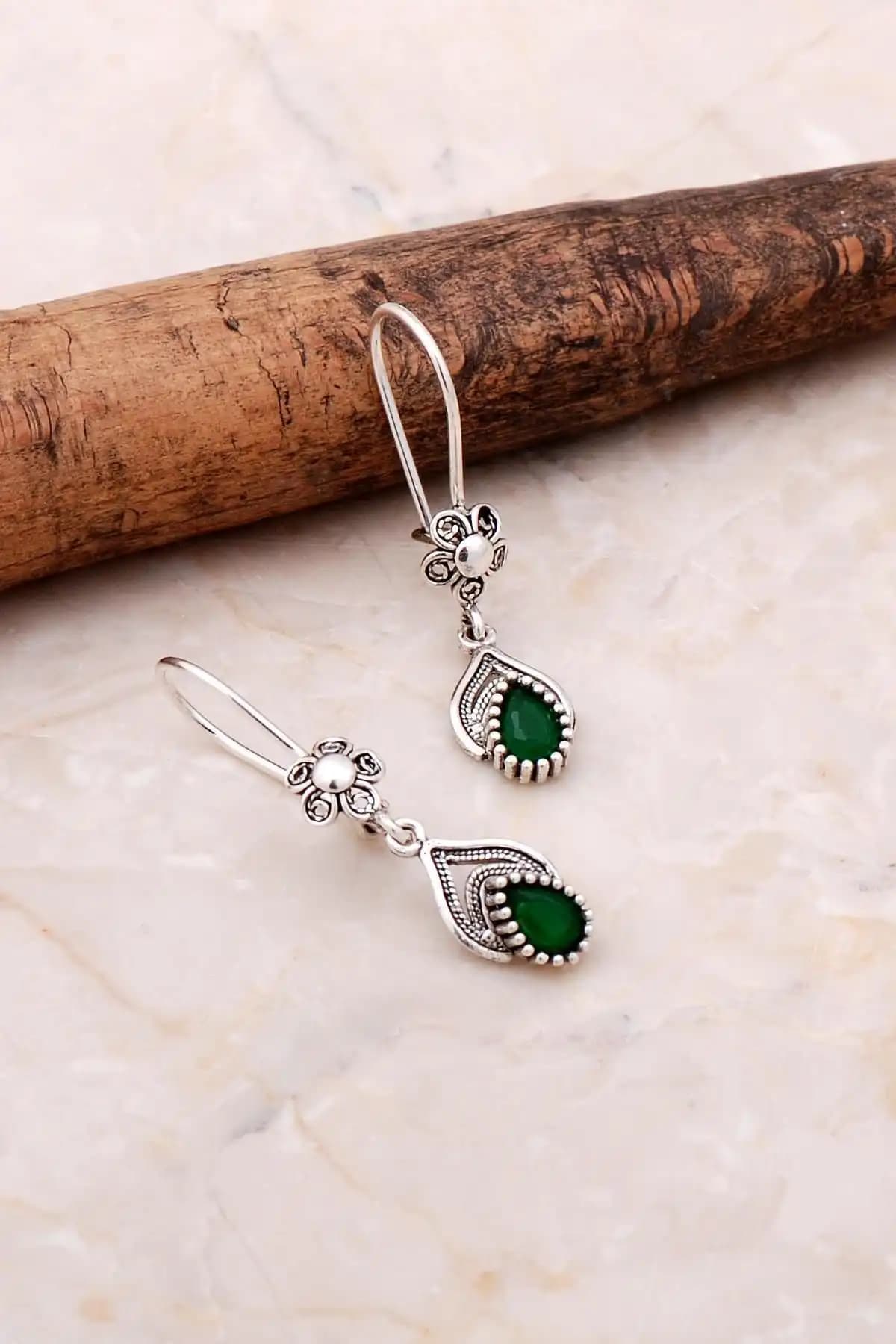Geleneksel Telkari ve Safir Taşlı Gümüş Küpe Modern Tasarım ve Zarif İşçilikle