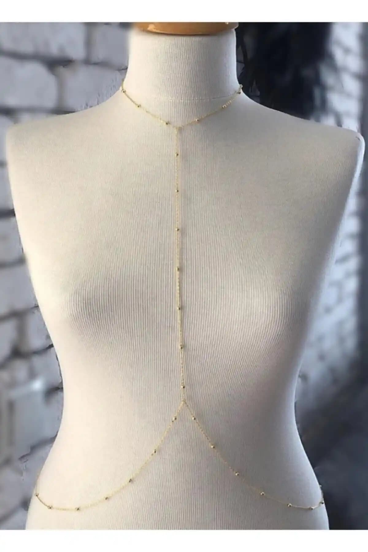 Genel Markalar tarafından tasarlanan altın kaplama vücut aksesuarı şıklık ve fonksiyonellik sunar