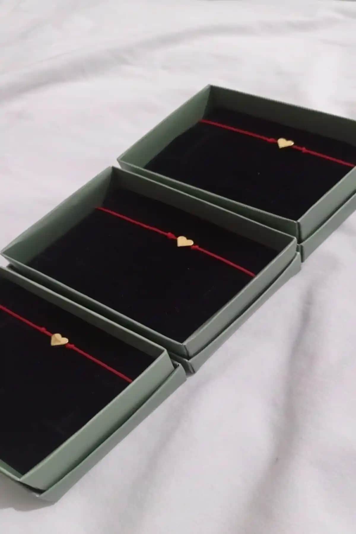 Genel Markalar ve Lade Arkadaşlık Bileklikleri Karşılaştırması