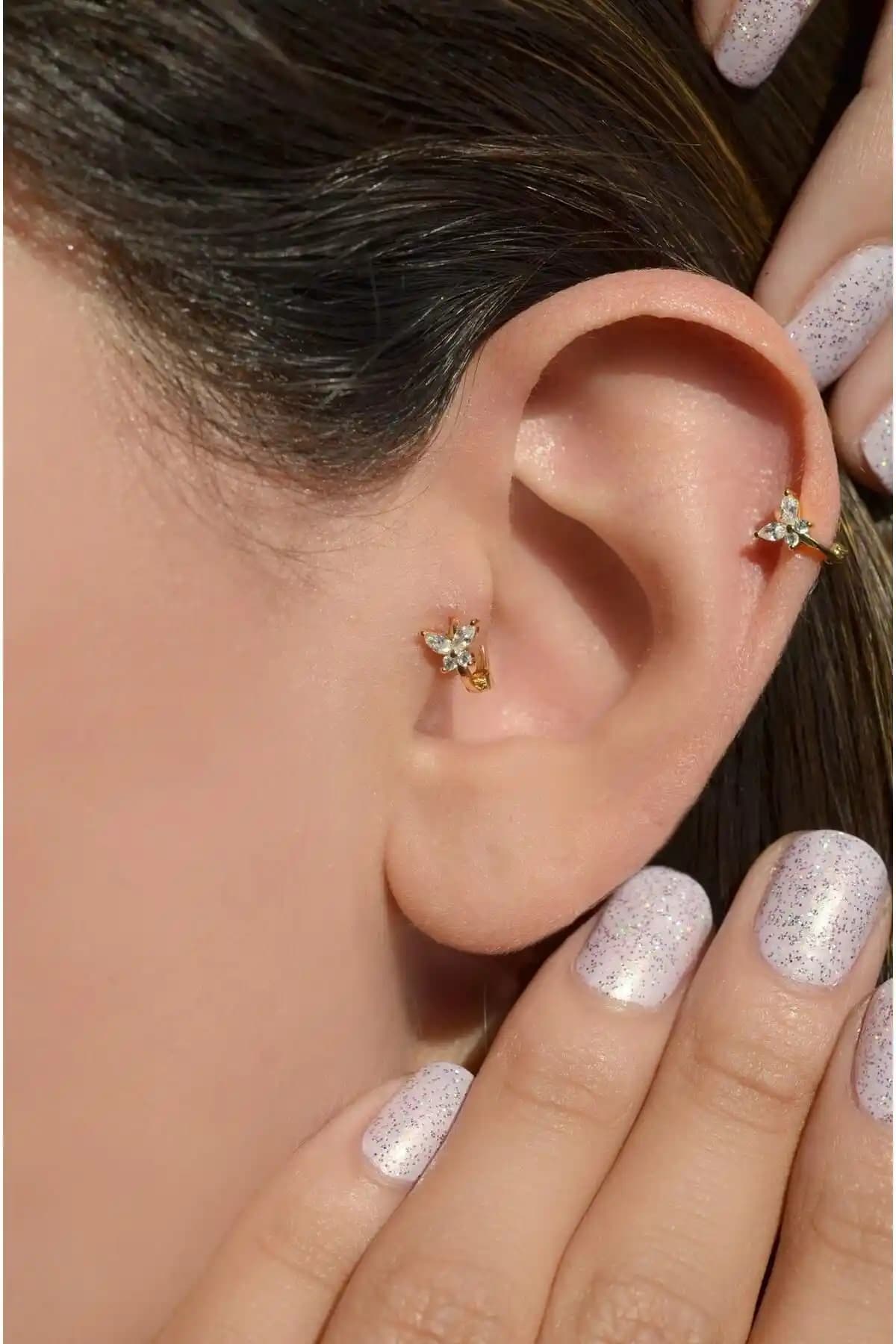 Gold Kelebek Tragus Piercing: Şık ve Dayanıklı Minimalist Kulak Takısı