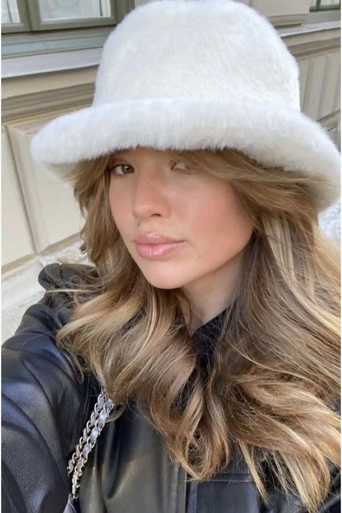 Goldmine Peluş ve Teddy Bucket Şapkaların Karşılaştırması ve Kış Modası Rehberi