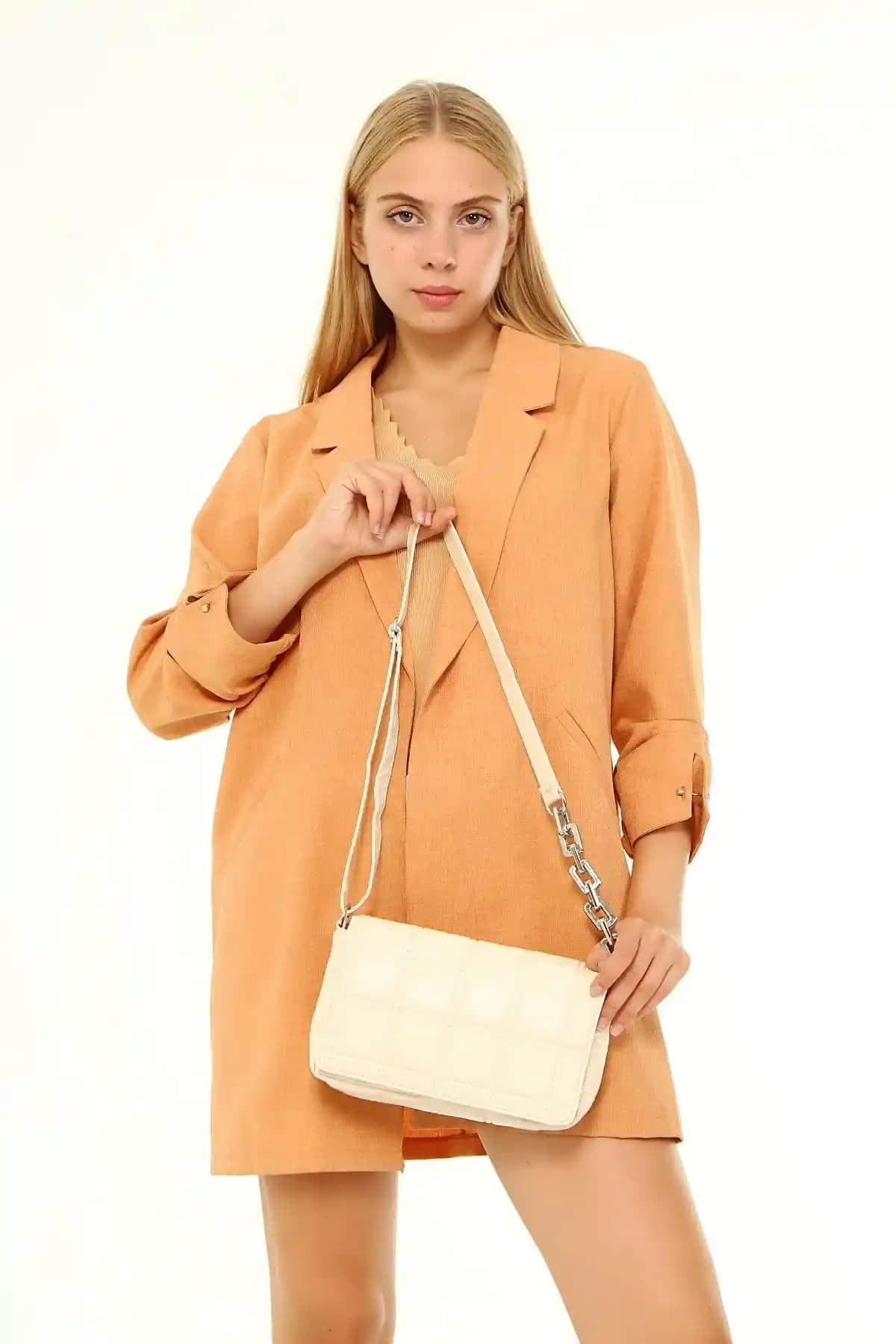 Güce Kadın Krem Rengi Kare Nakışlı Zincirli Askılı El ve Omuz Çantası Özellikleri ve Kullanım İpuçları