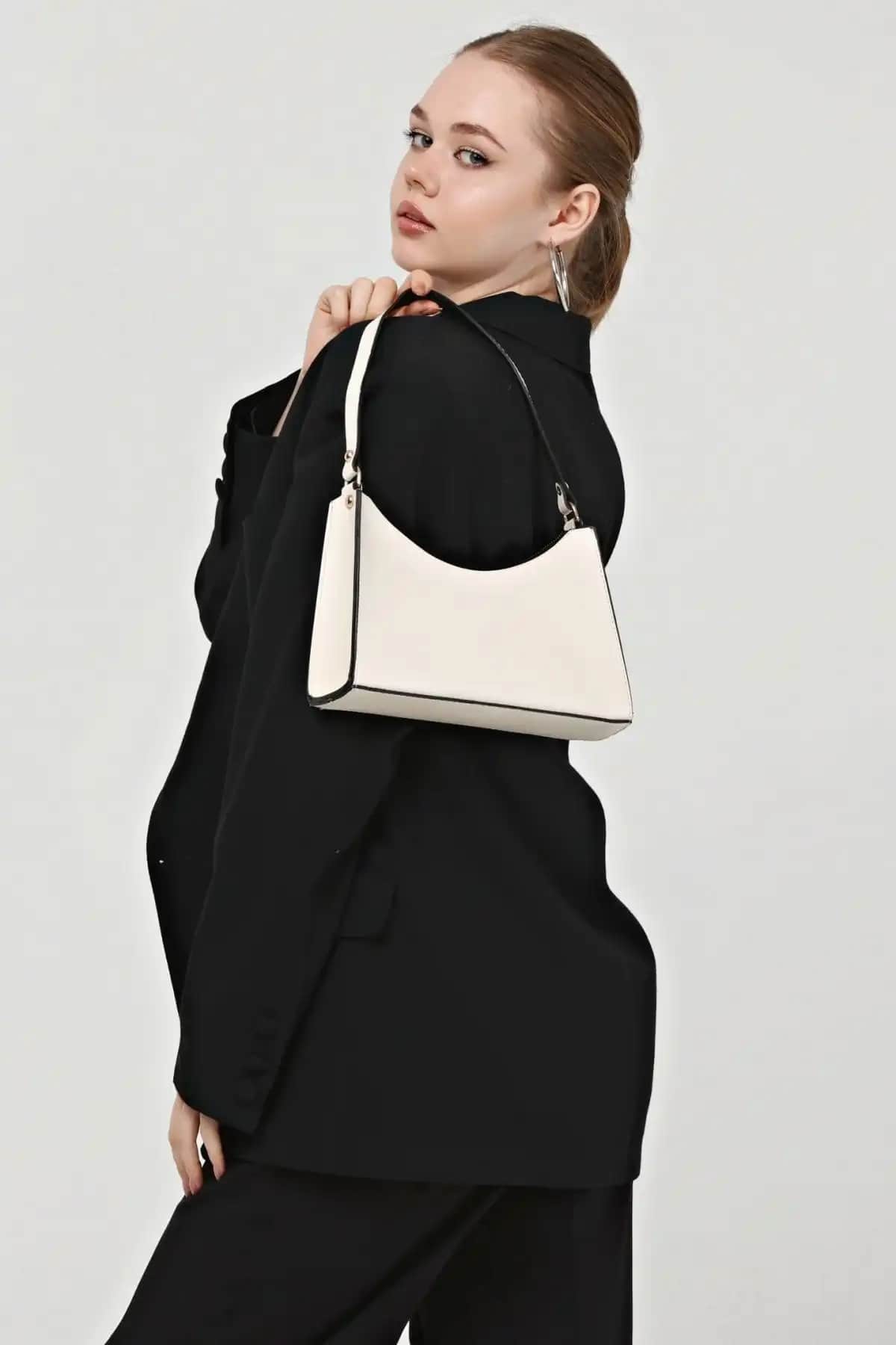 Güce Krem Rengi Baget Baguette El ve Omuz Çantası: Şıklık ve Fonksiyonellik Bir Arada