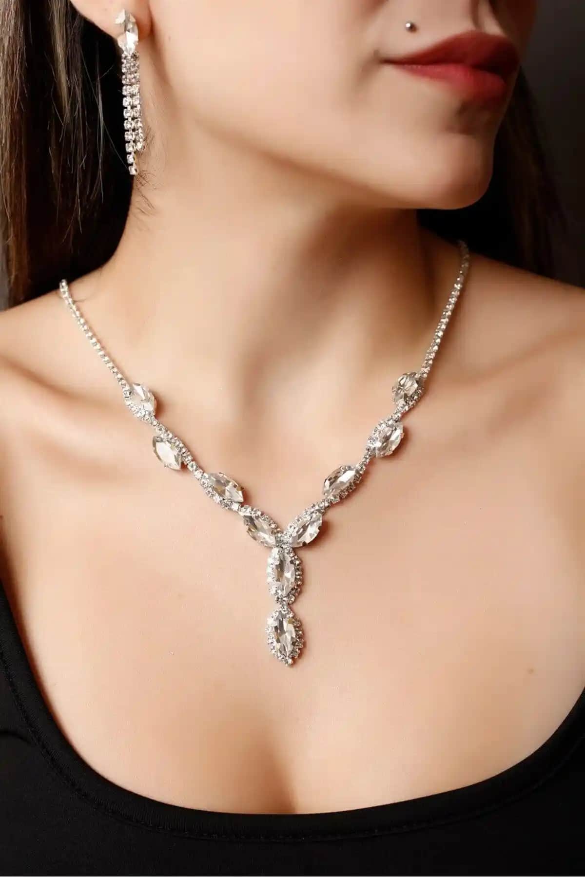 Gümüş Kaplama Zirkon Taşlı Kolye ve Küpe Seti Modern ve Şık Tasarım