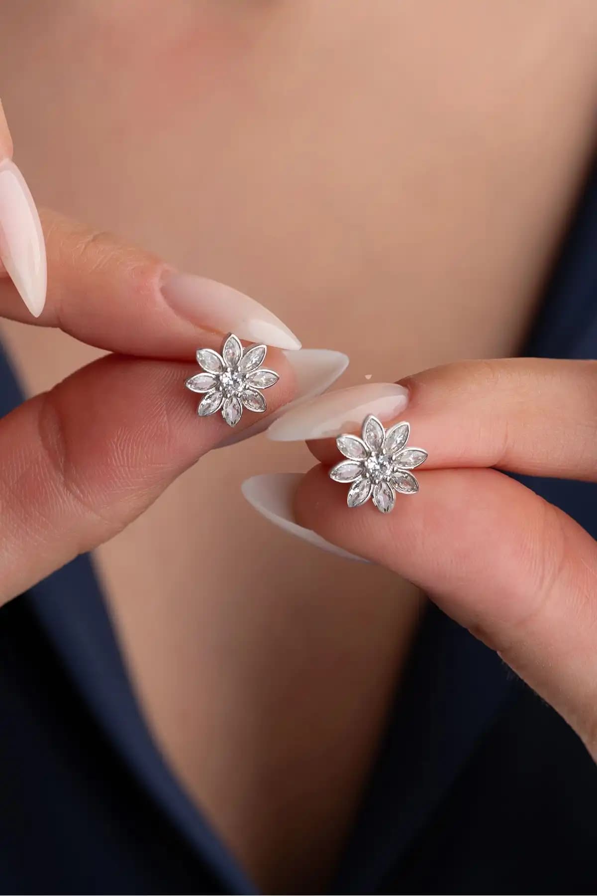 Gümüş Lotus Çiçeği Küpe Karşılaştırması: Pembe Damla ve Beyaz Taşlı Modeller 2