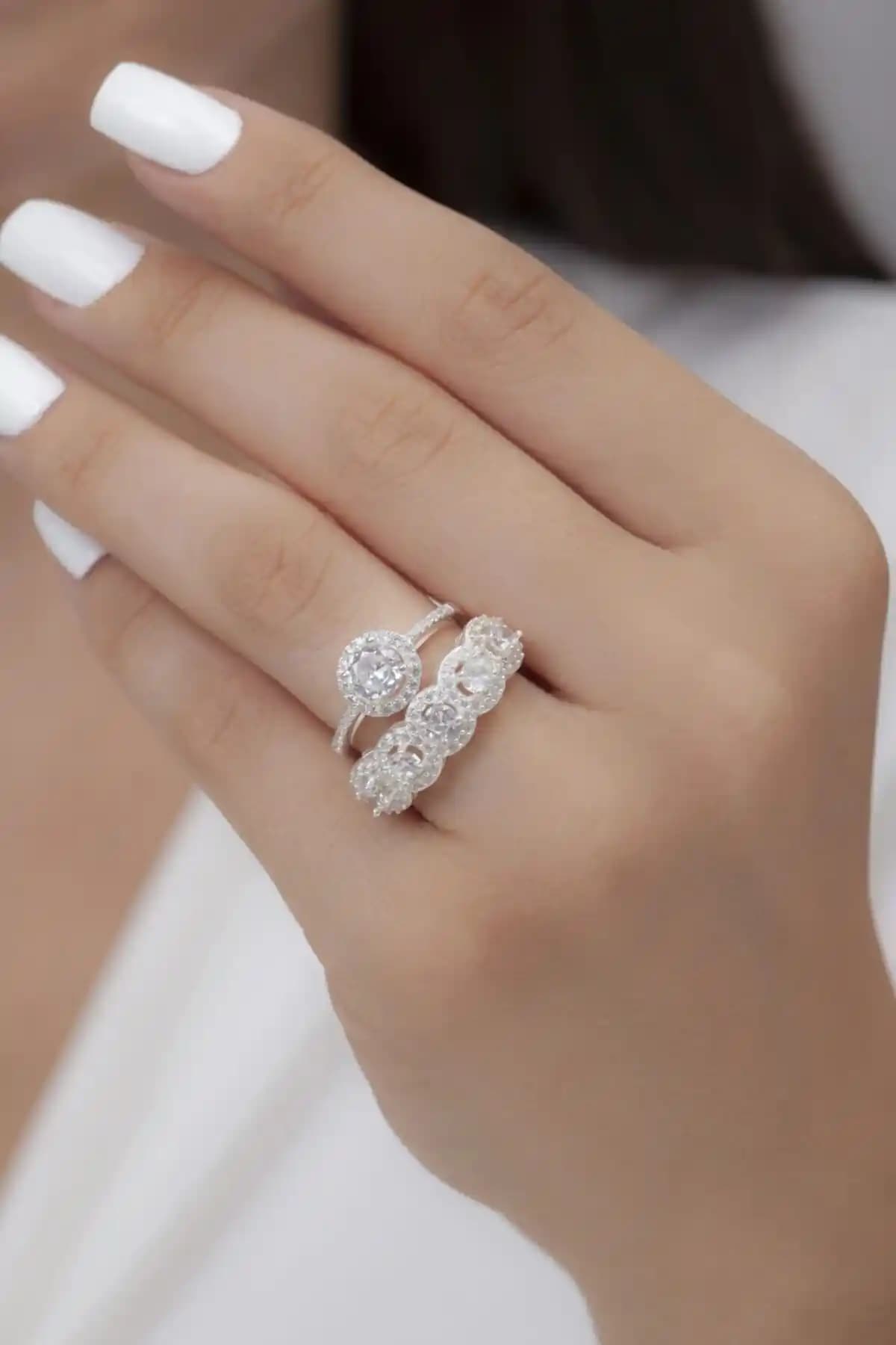 Gümüş Tektaş Beştaş Yüzük Seti: Modern ve Şık Tasarımıyla Dayanıklı Takı Seçeneği