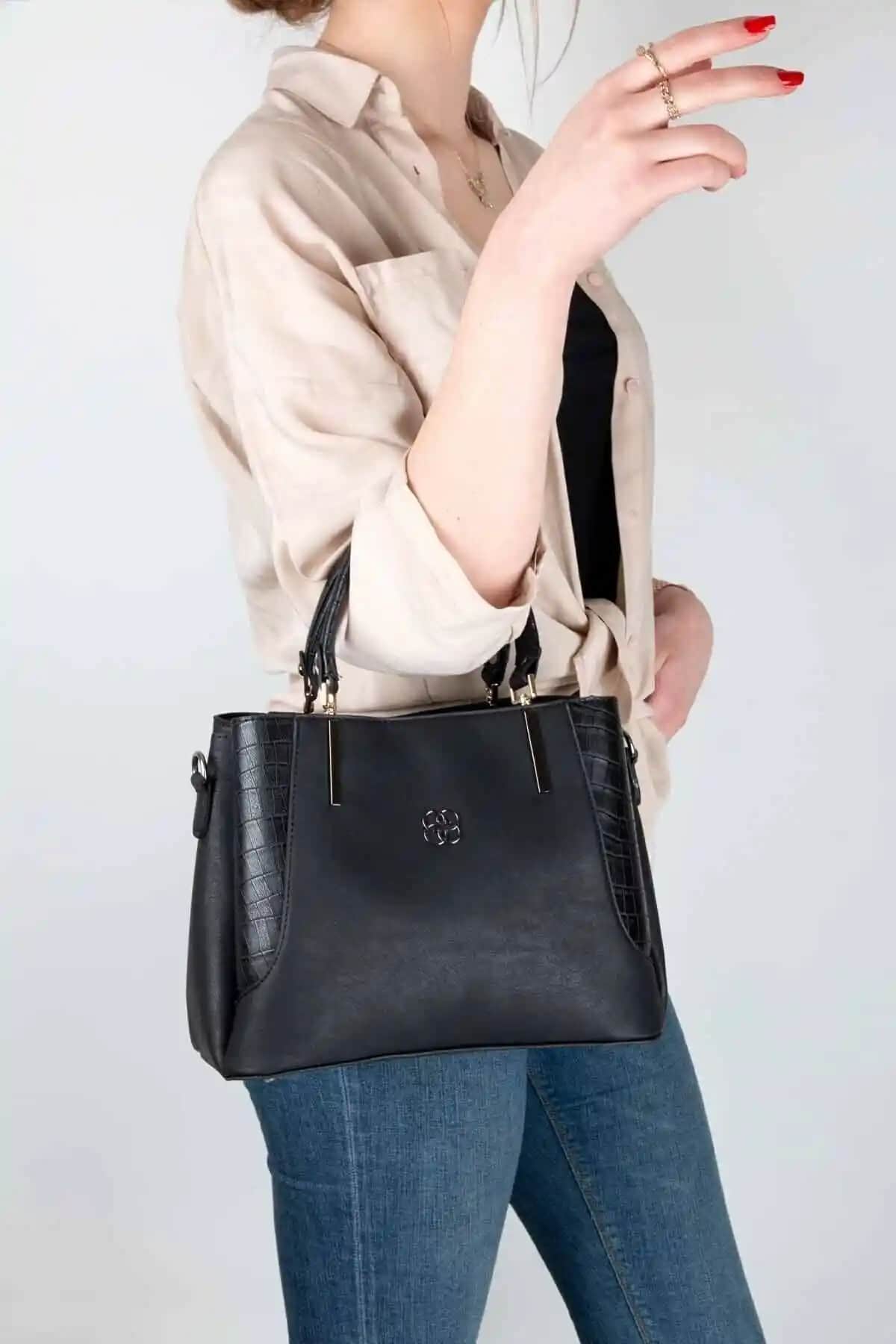 Hakkan Çanta Dm-1243 ve Rosmod Kadın Siyah Croco Deri Çanta Karşılaştırması