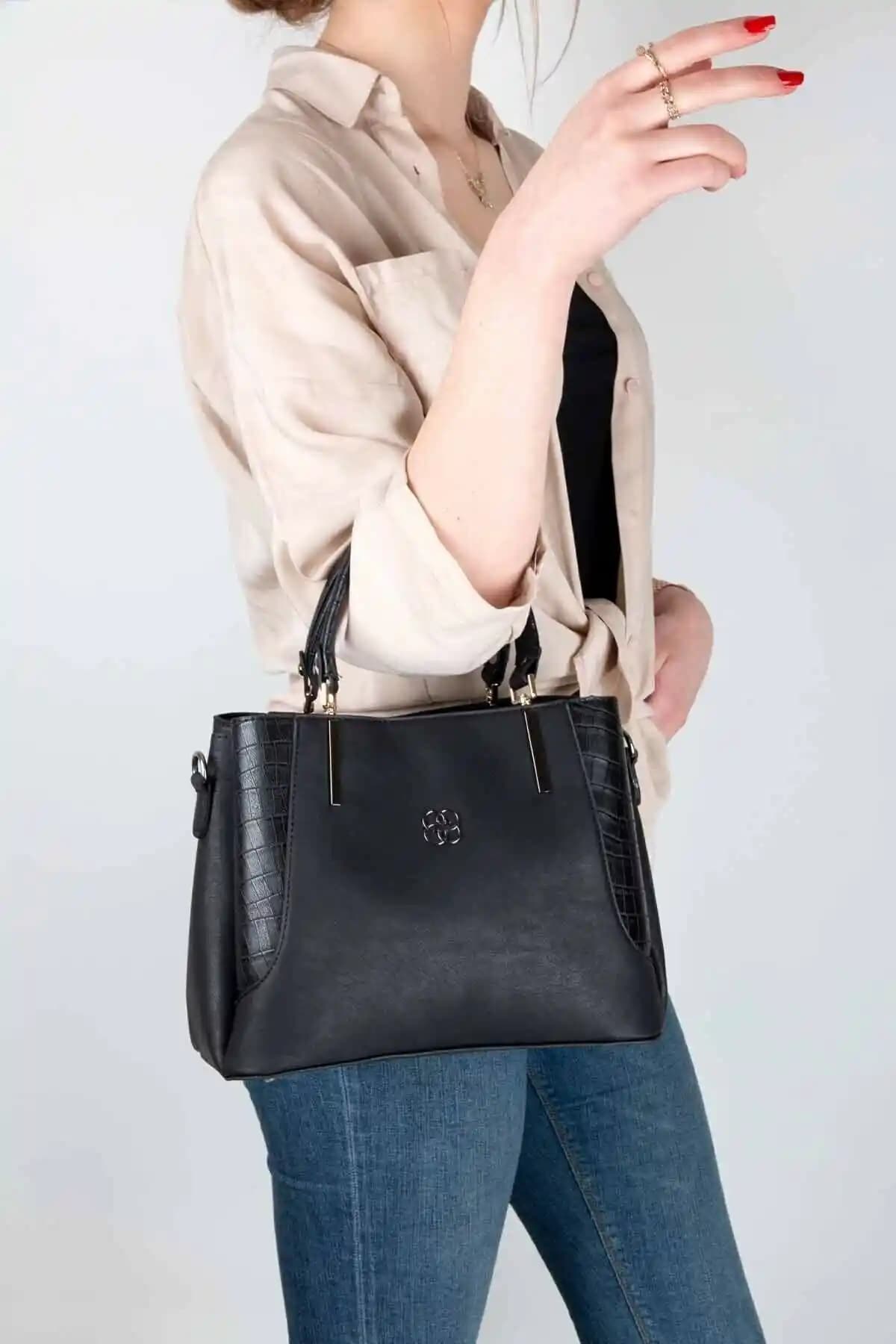 Hakkan Çanta Dm-1243 ve Rosmod Kadın Siyah Croco Deri Çanta Karşılaştırması