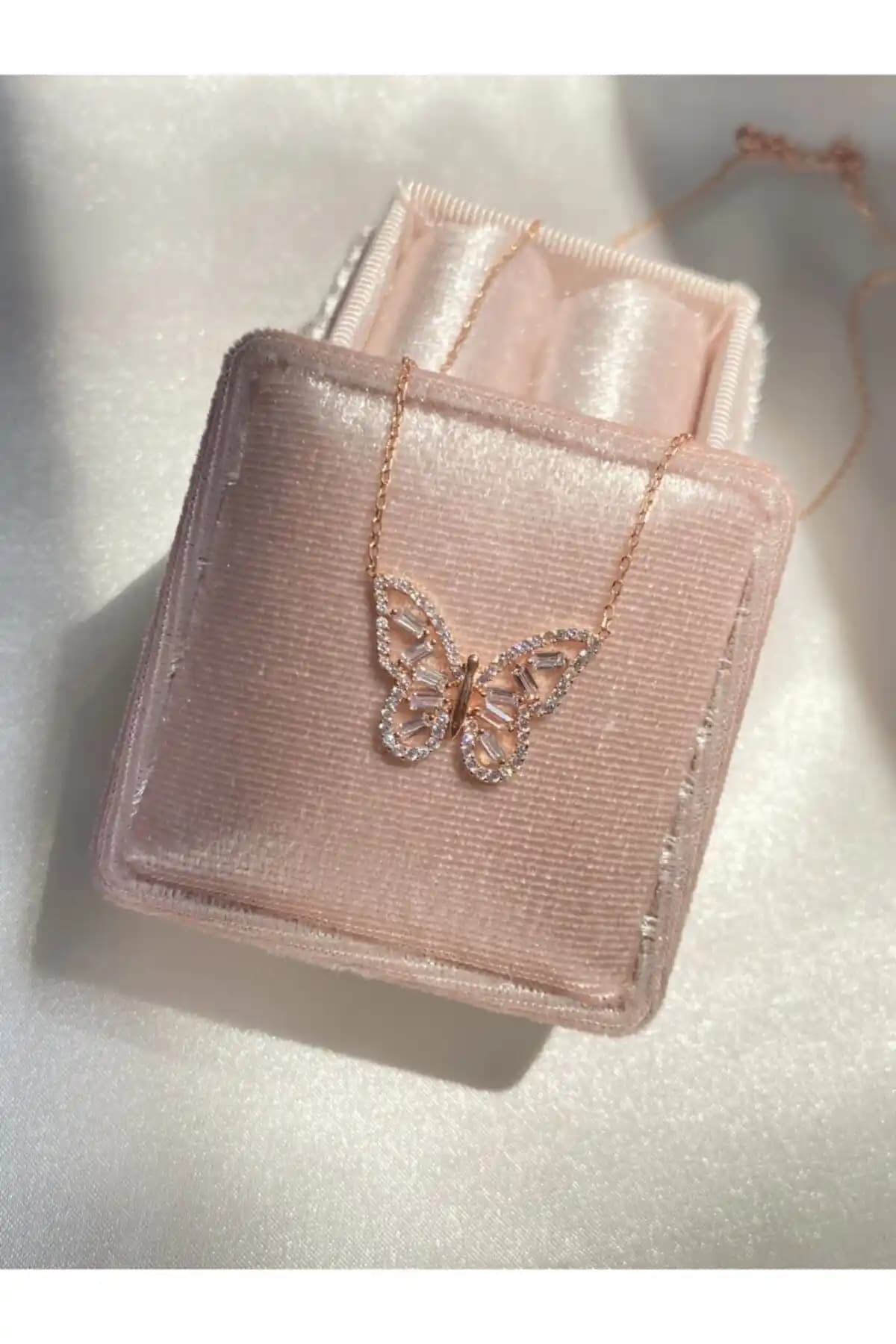 Harlofia Jewelry'nin Pembe Renkli Zirkon Taşlı Gümüş Kelebek Kolyesi