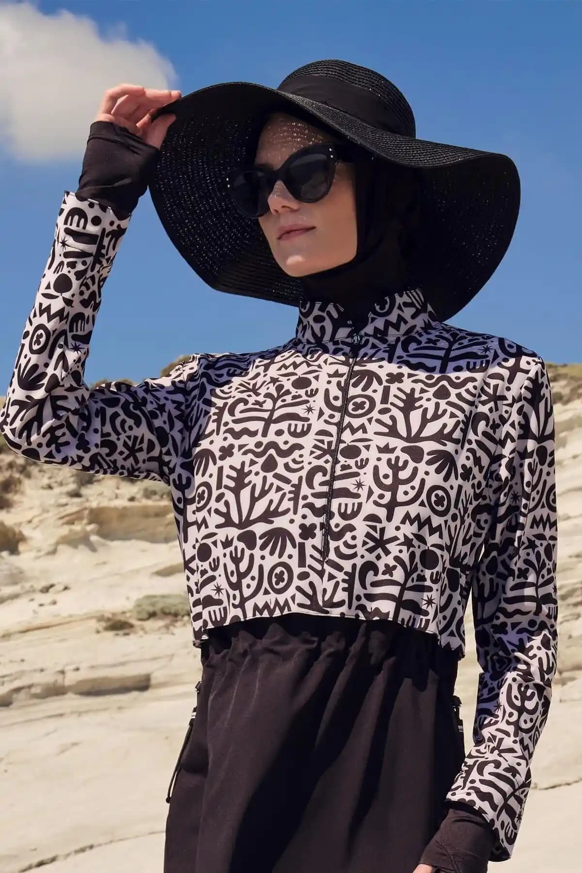 Haşema Fiyonklu Siyah Hasır Şapka: Şıklık ve Fonksiyonellik Sunan Modern Tasarım