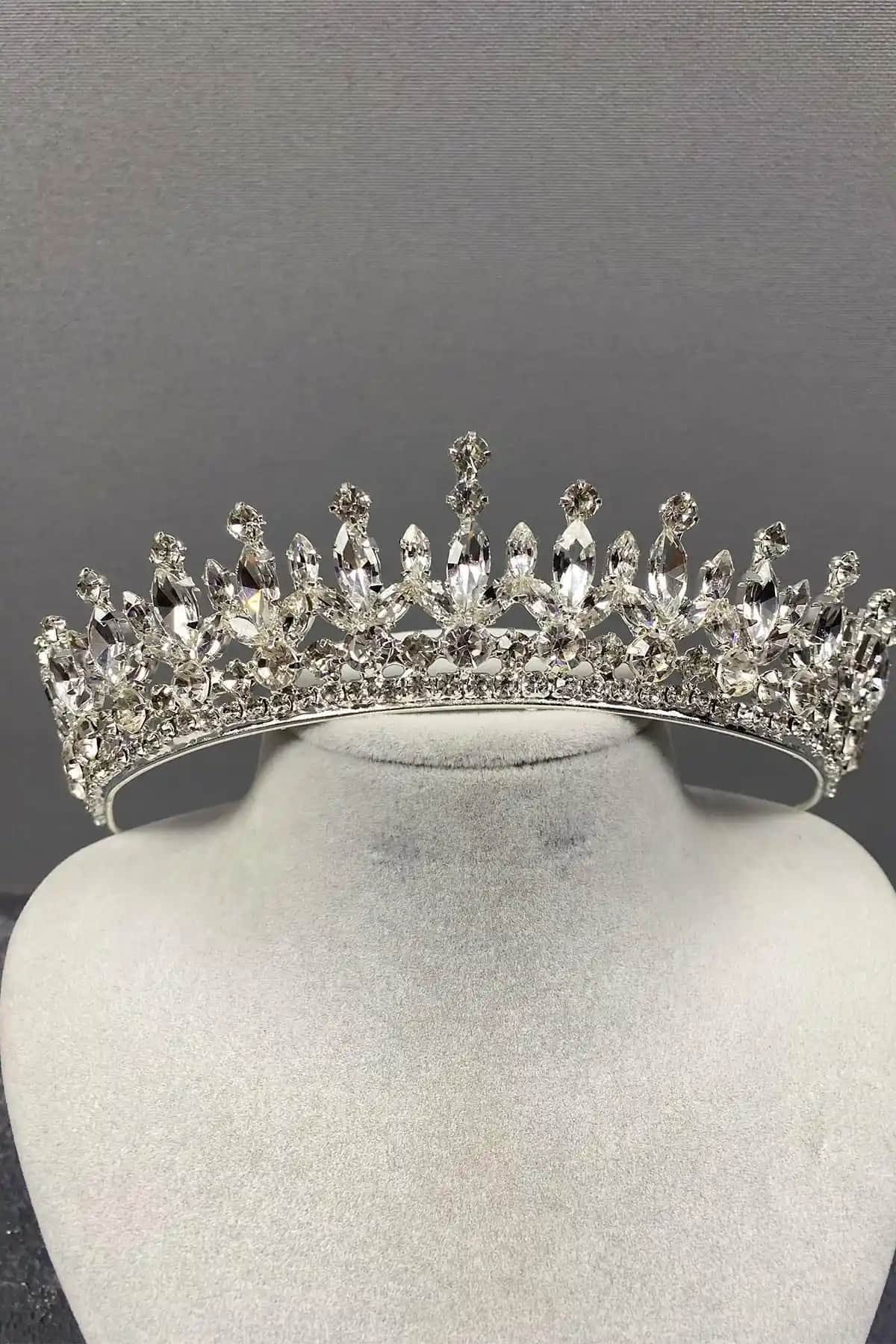 Hayalperest Pedro Taşlı Gelin Kına Tacı: Zarif ve Modern Gelin Aksesuarı