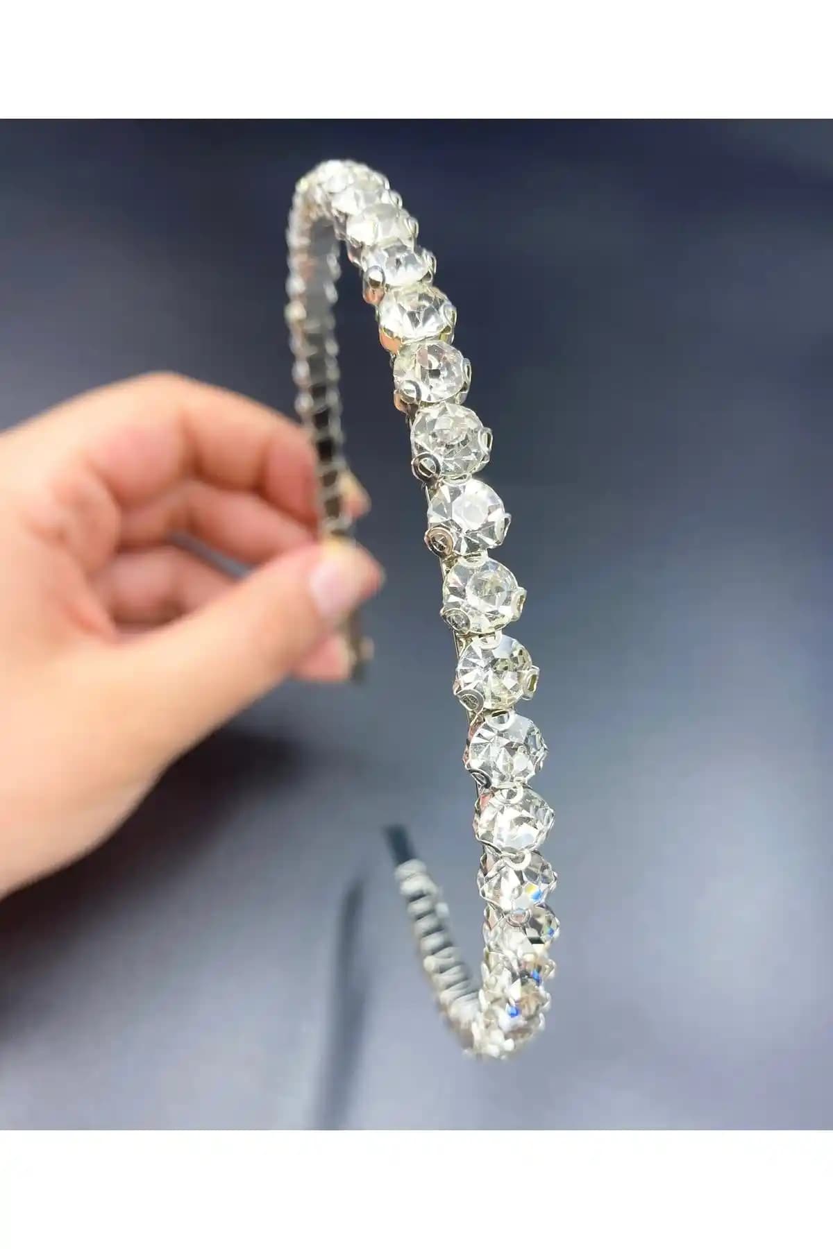 Hayals Kristal Taşlı Su Yolu Taç: Zarafet ve Işıltının Şık Buluşması