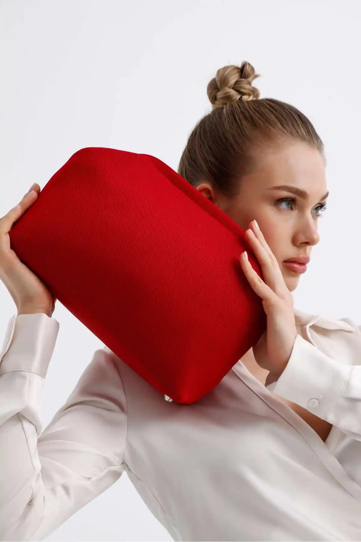 Heybe Kadın Kırmızı Clutch El Çantası Şıklık ve Fonksiyonelliği Bir Arada Sunar