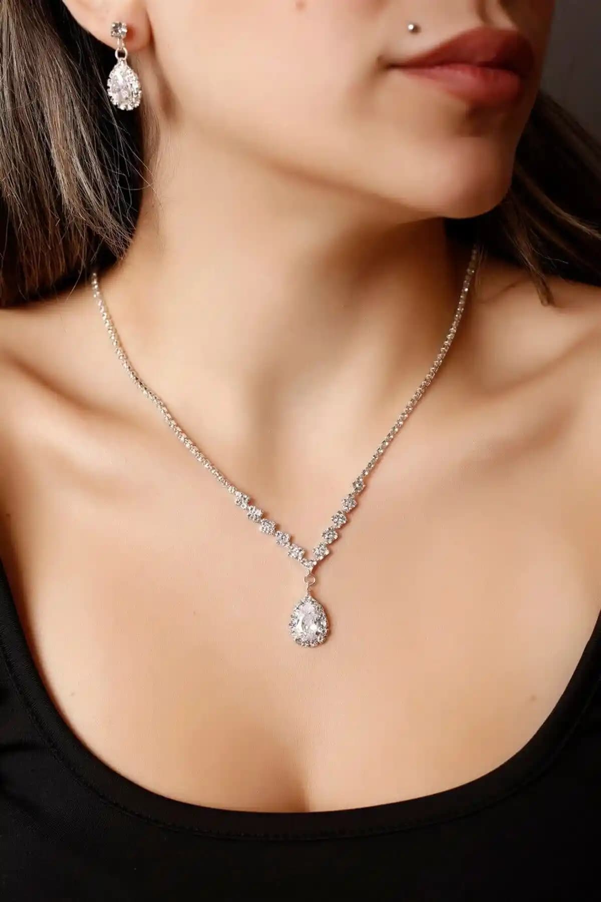 HUBANN Su Yolu Zirkon Taşlı Kolye ve Küpe Seti Zarif ve Parlak Tasarım ile Öne Çıkıyor