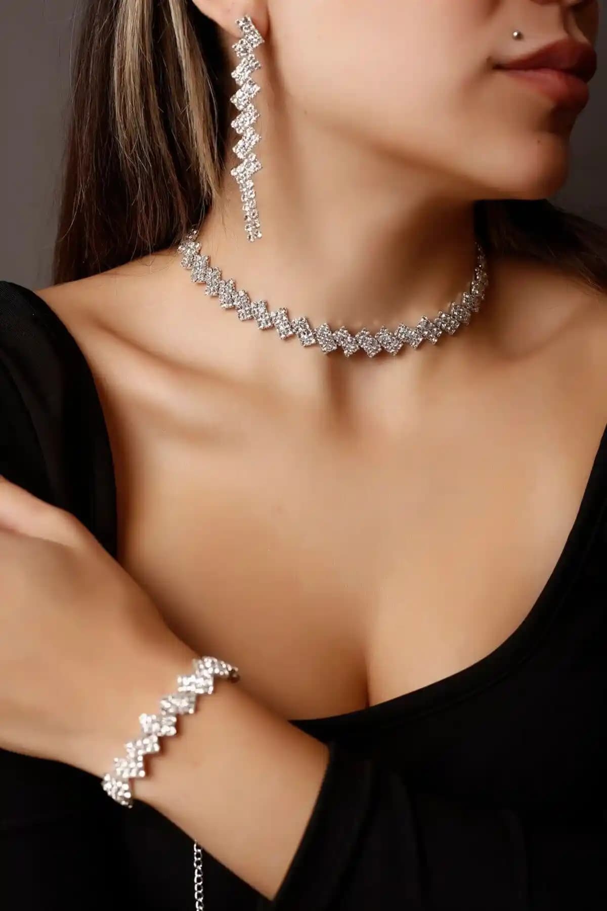 HUBANN Zarif Çapraz Dizim Zirkon Taşlı Takı Seti Şıklık ve Parlaklık Sunar