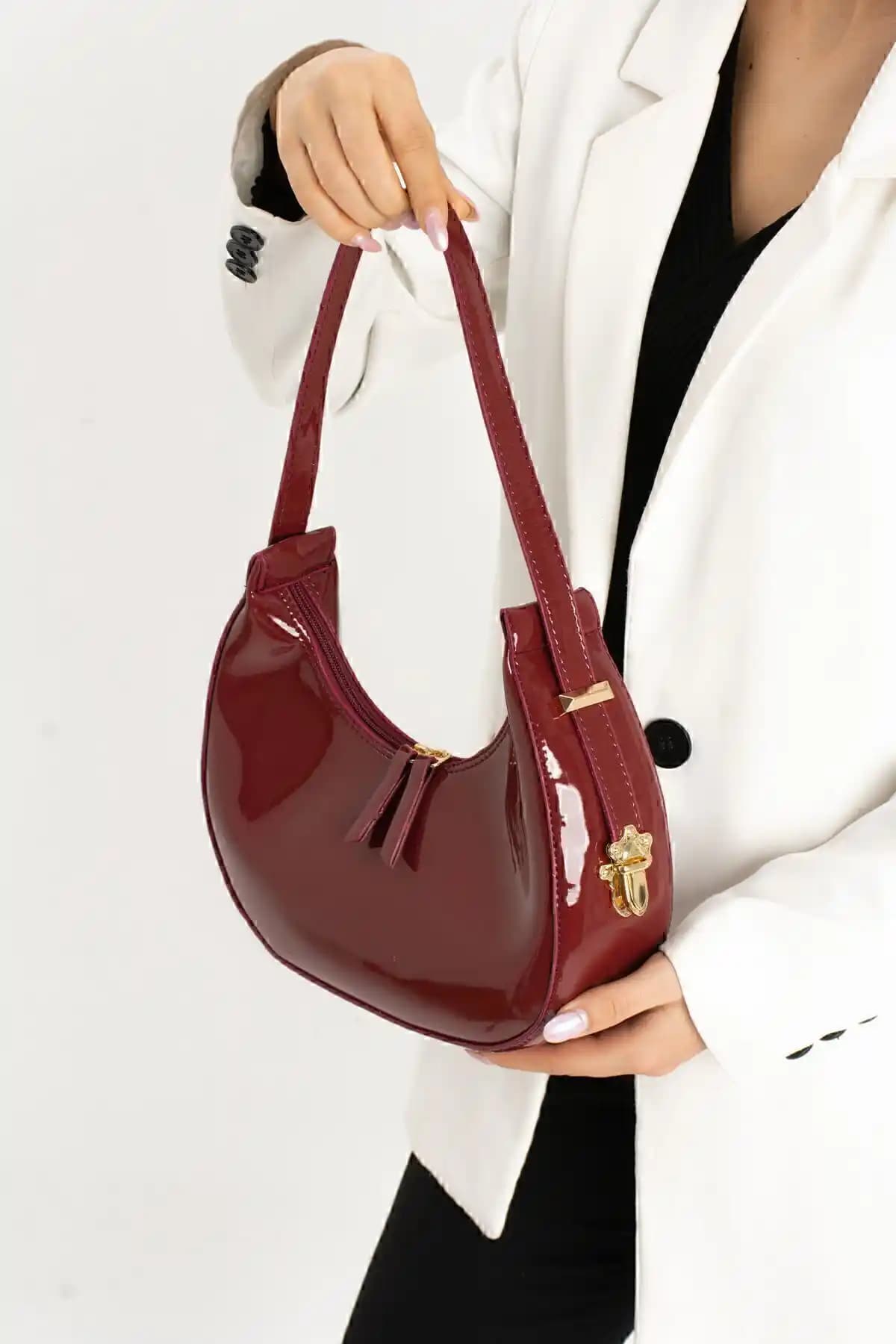 İAMBTŞY Kadın Parlak Rugan Baget Çanta: Şıklık ve Dayanıklılığı Bir Arada Sunar