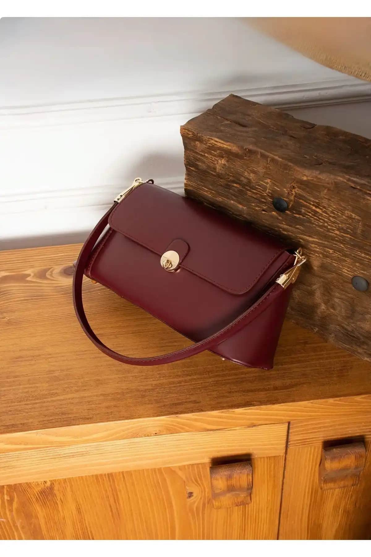 İAMBTŞY MERİ ve Shaka Bordo Çanta Modellerinin Detaylı Karşılaştırması