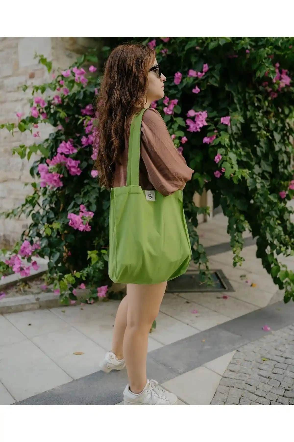 İki Farklı Çanta Seçeneğinin Karşılaştırması: Fonksiyonellik ve Tasarım Analizi