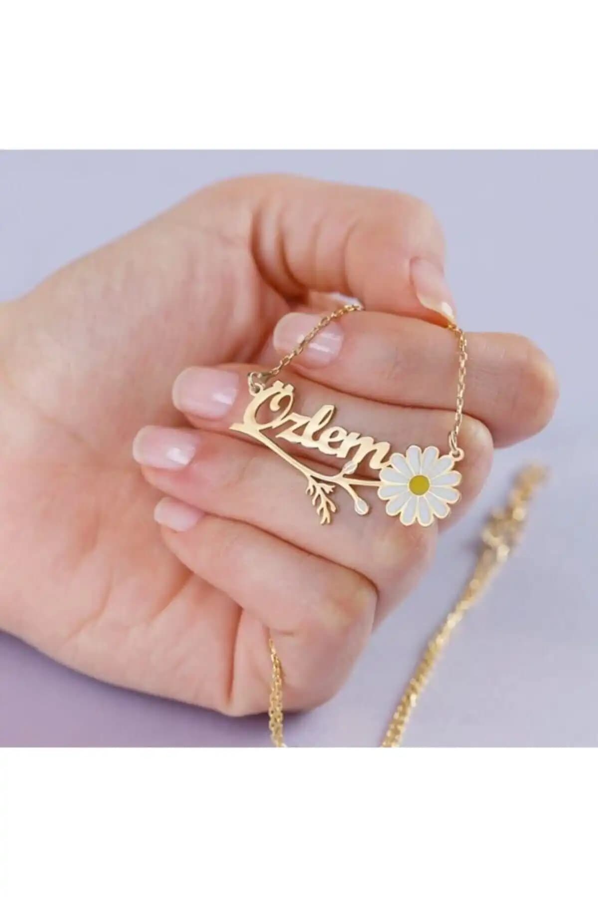 İki Gümüş Kolye Modeli Karşılaştırması: Papatya ve Nazarlı Tasarımlar 1