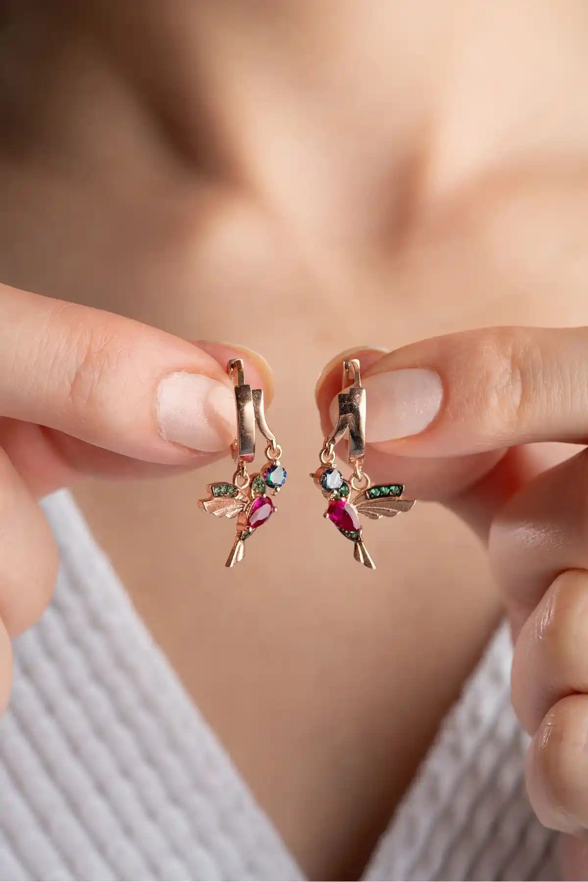 İki Gümüş Küpe Modelinin Karşılaştırması: Tasarım ve Kullanım Özellikleri