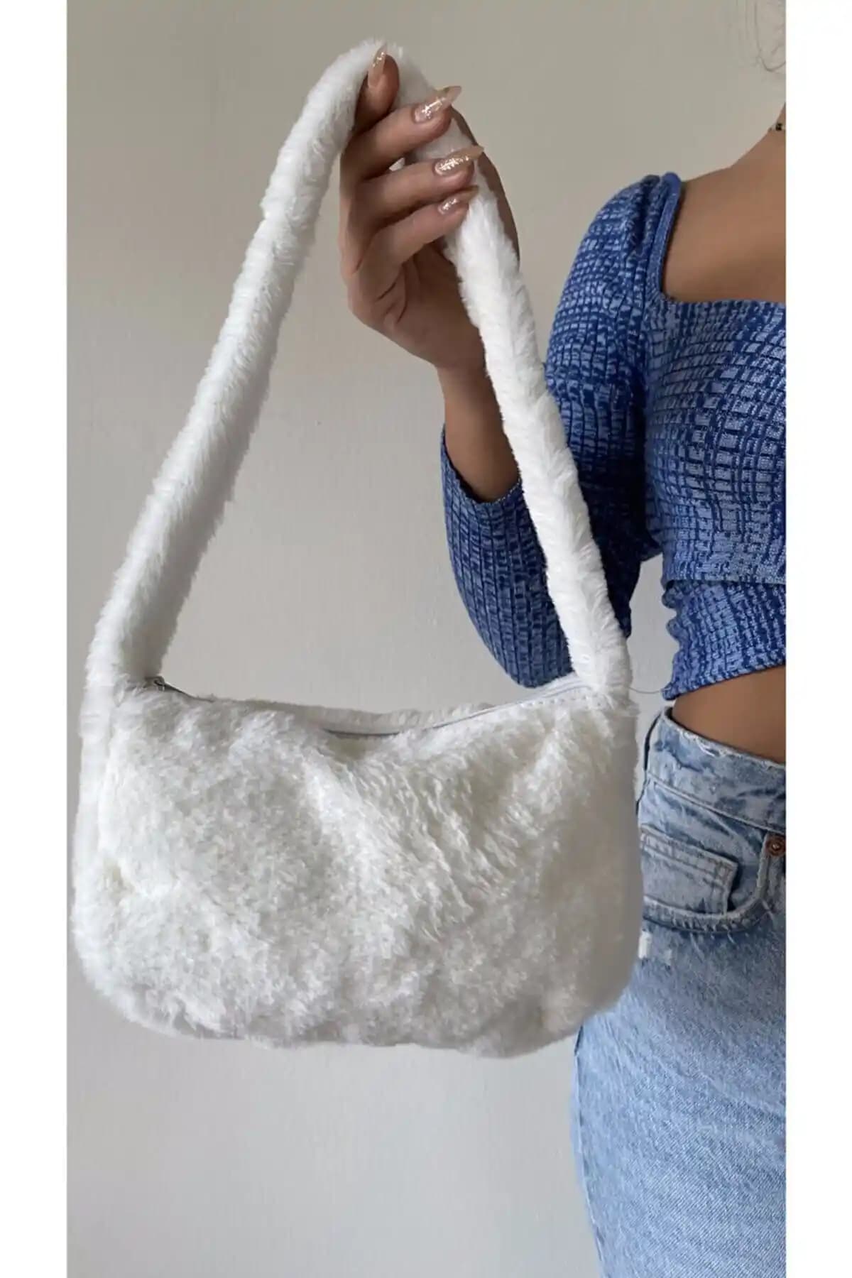 İki Popüler Baget Çanta Modelinin Karşılaştırması: Şıklık ve Fonksiyonellik Analizi