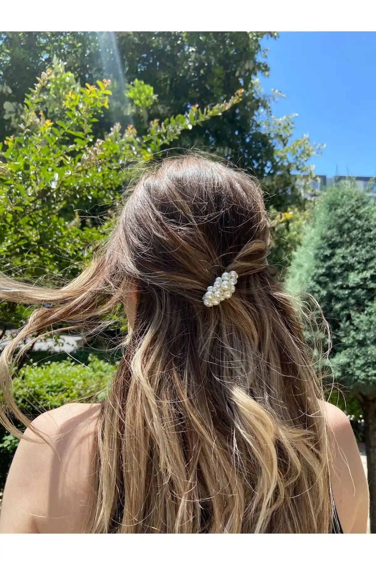 İnci Mini Tarak Toka: Zarif ve Şık Saç Aksesuarları Arasında Öne Çıkan Model