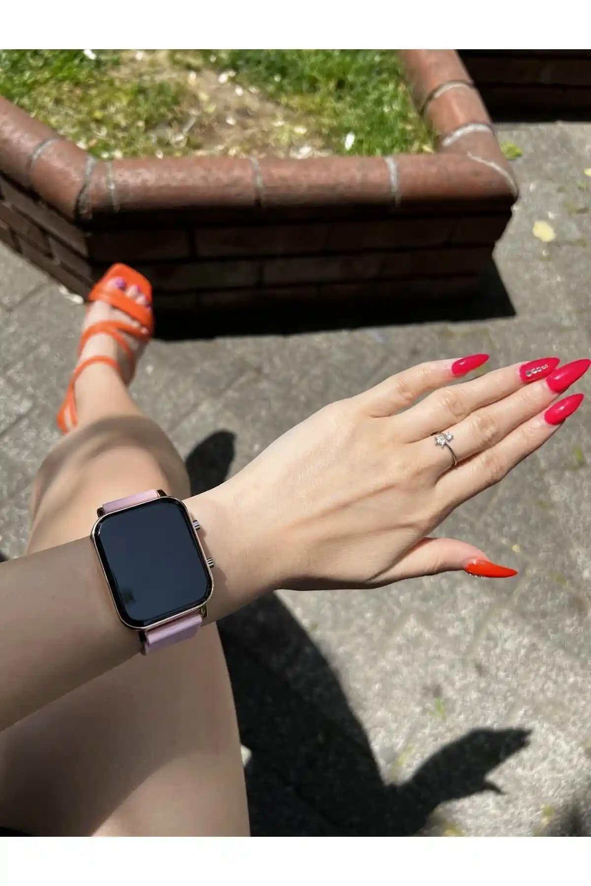 İSTLİV Kadın Pembe Silikon Kordon Dijital Led Kol Saati Şıklık ve Fonksiyonellik Sunar