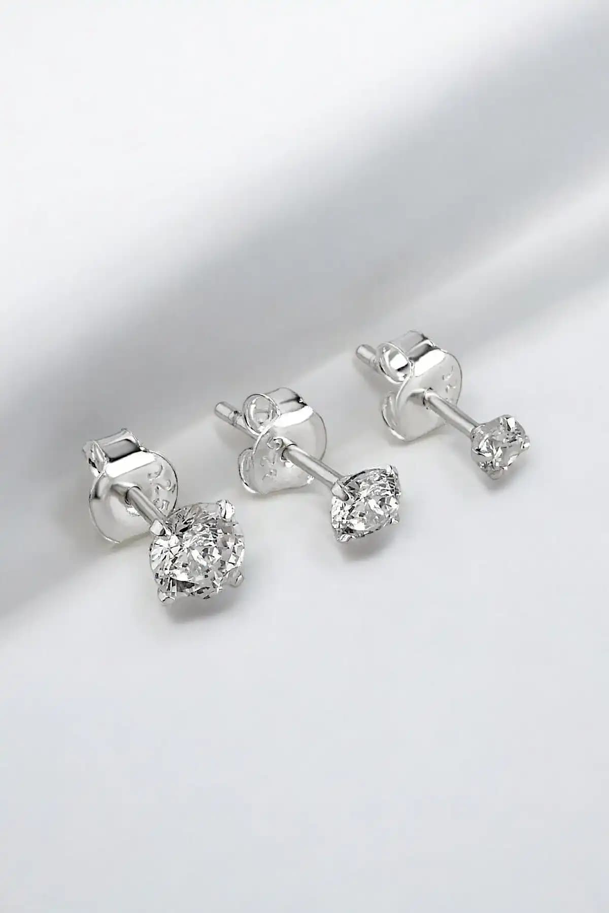 Jelux 925 Ayar Gümüş ve Söğütlü Silver Mini Tek Taş Küpe Karşılaştırması 1