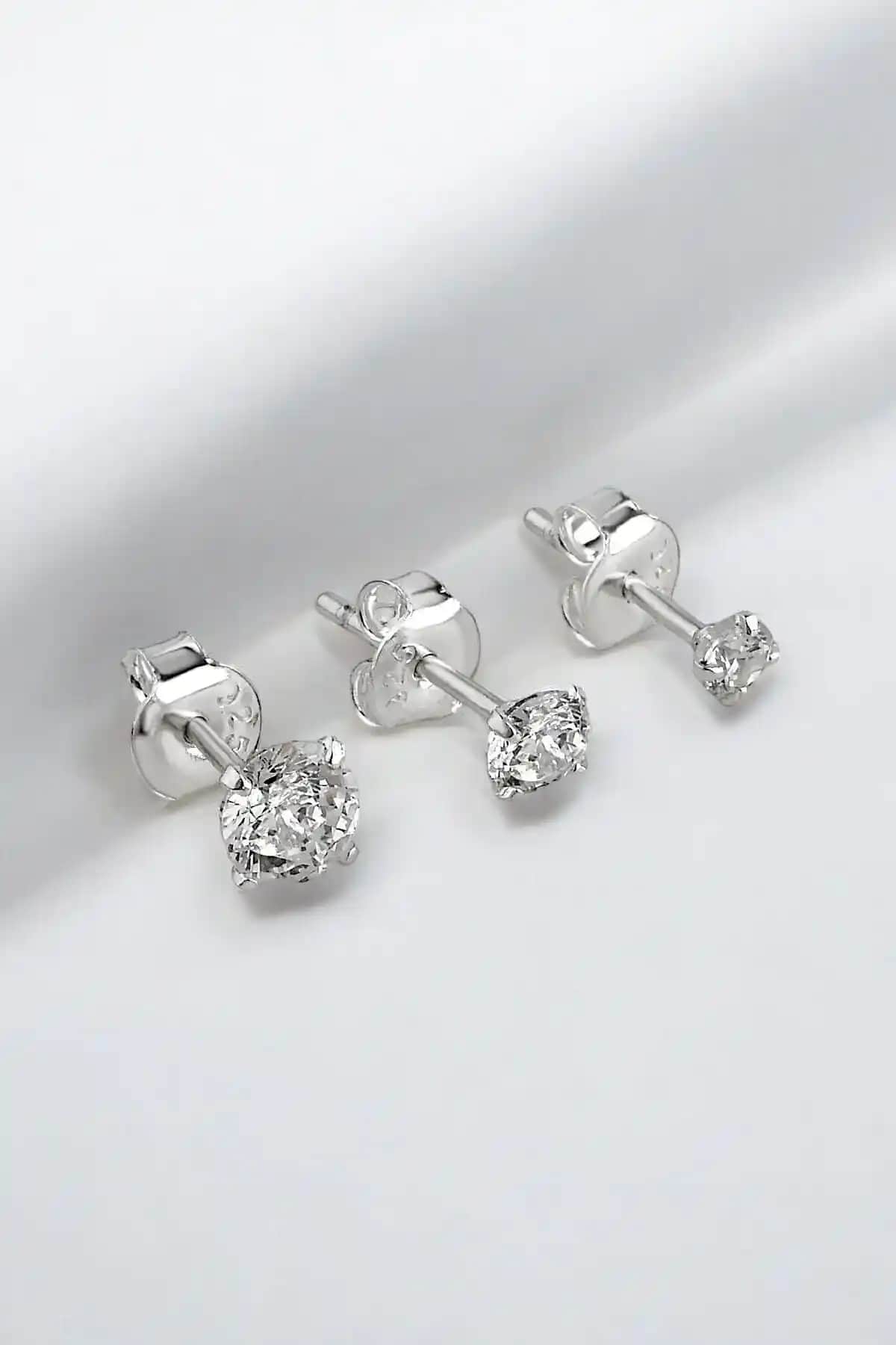 Jelux Silver 925 Ayar Gümüş Zirkon Taşlı Çivili Küpe - Modern ve Şık Tasarım