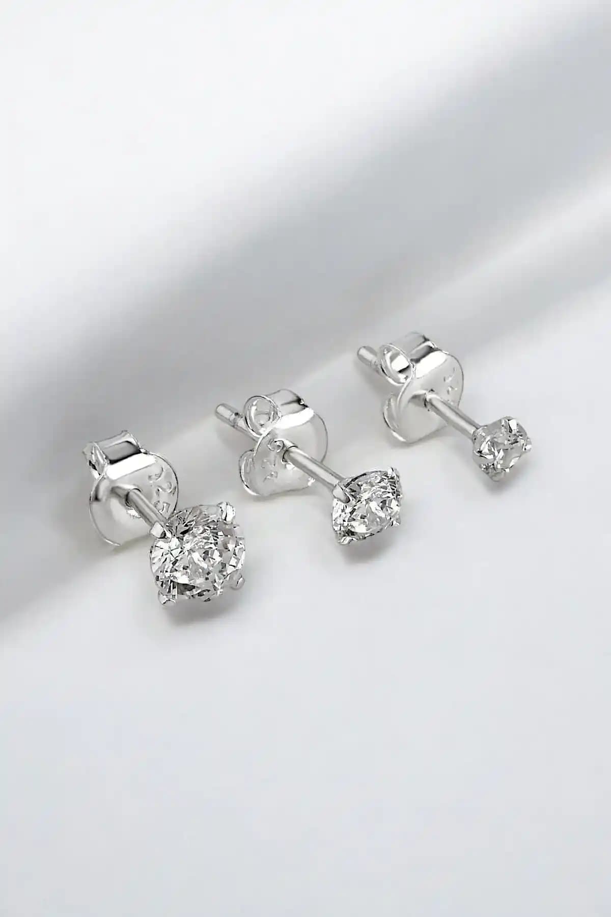 Jelux Silver 925 Ayar Gümüş Zirkon Taşlı Çivili Küpe - Modern ve Şık Tasarım