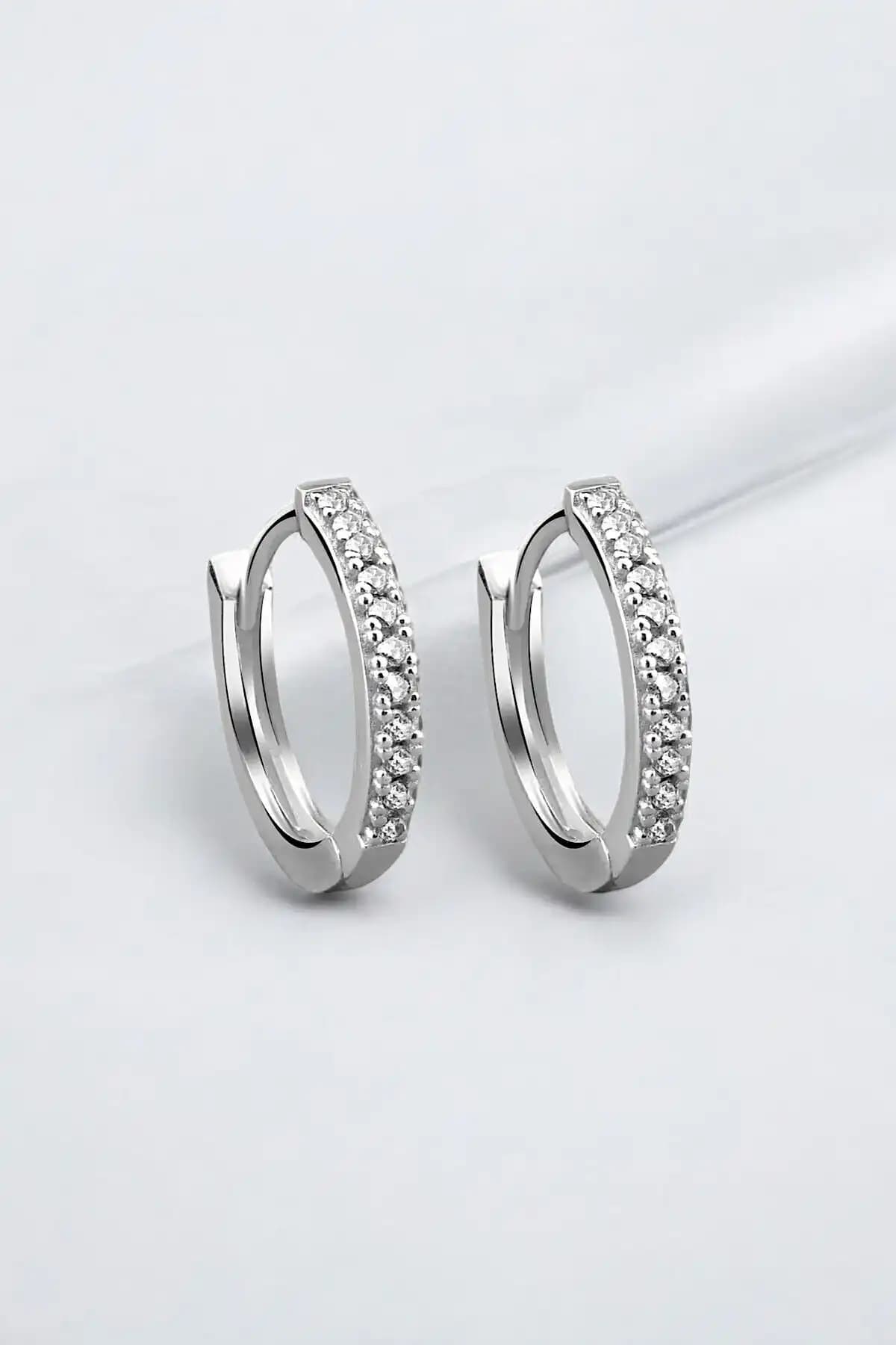 Jelux Silver Gümüş 925 Ayar 16 Mm Sıralı Zirkon Taşlı Küpe Şık ve Modern Tasarım
