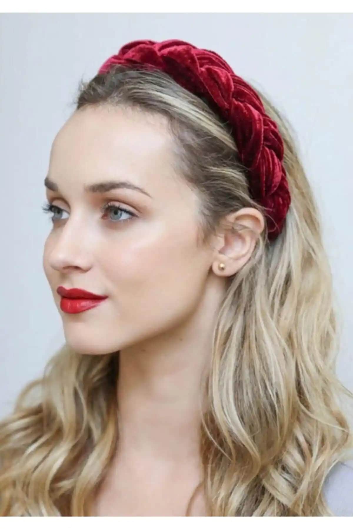 Kadife Bordo Taç: Zarif ve Konforlu Aksesuar Seçenekleri