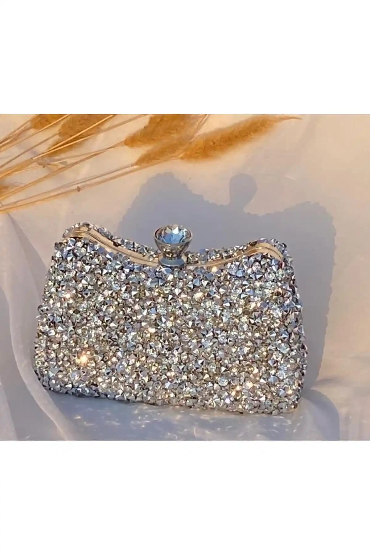 Kadın Abiye Çantaları Karşılaştırması: Siyah ve Gümüş Renkli Taşlı Portföy ve Clutch Modelleri