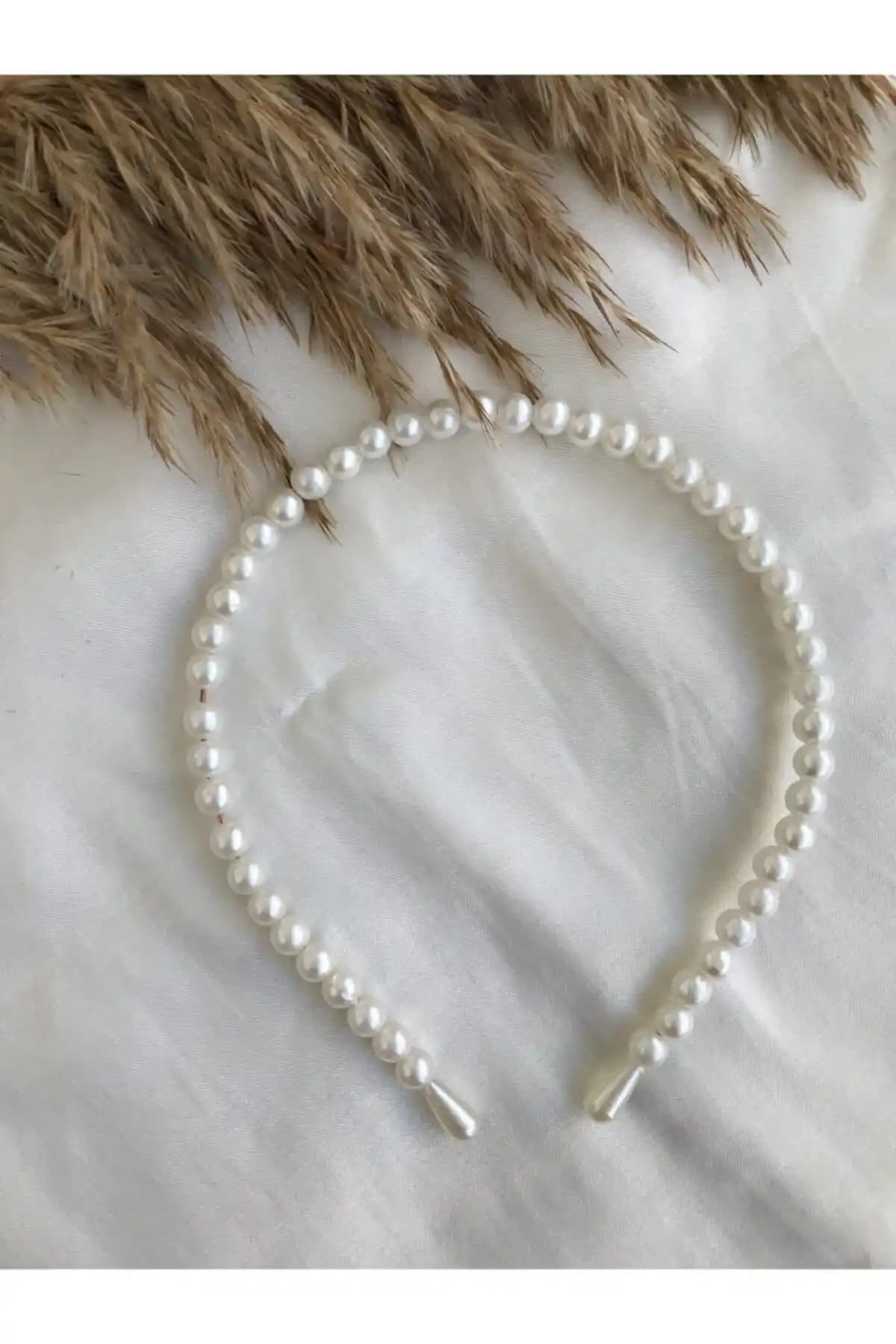 Kadın Beyaz İnci Taç: Zarif ve Pratik Tasarımıyla Günlük ve Özel Gün Şıklığı