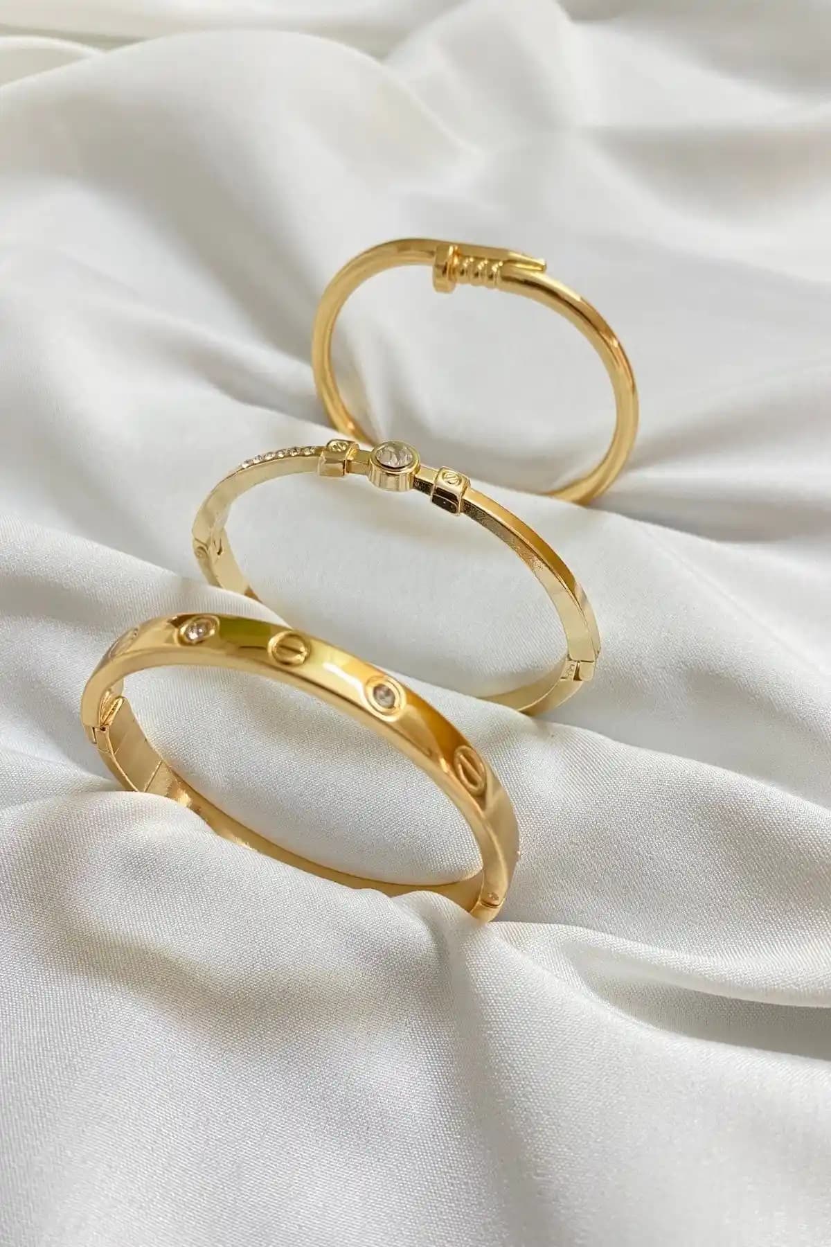 Kadın Bileklikleri Karşılaştırması: Altın Kaplama ve Taşlı Kelepçe Modelleri