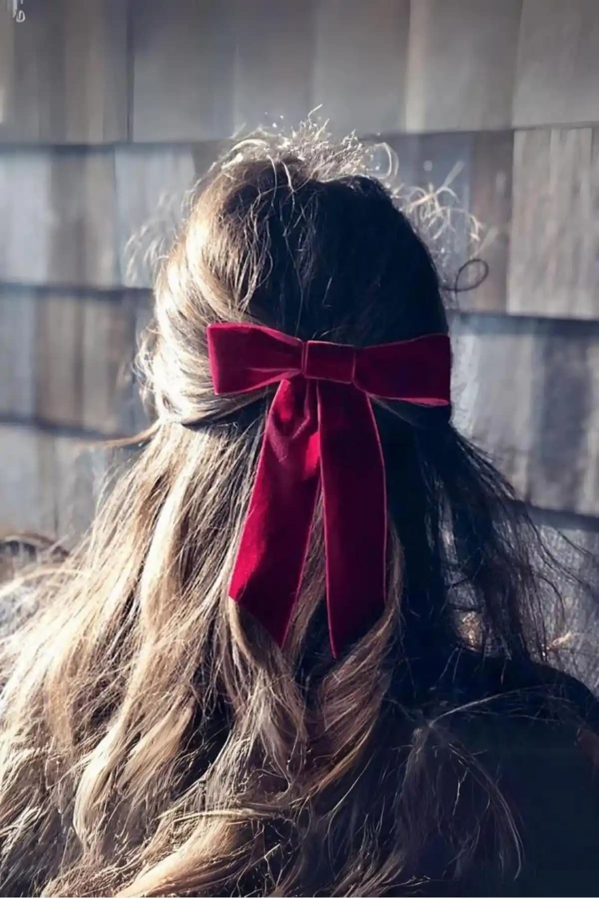 Kadın Bordo Kadife Fiyonk Model Otomat Toka: Şıklık ve İşlevselliğin Buluşması