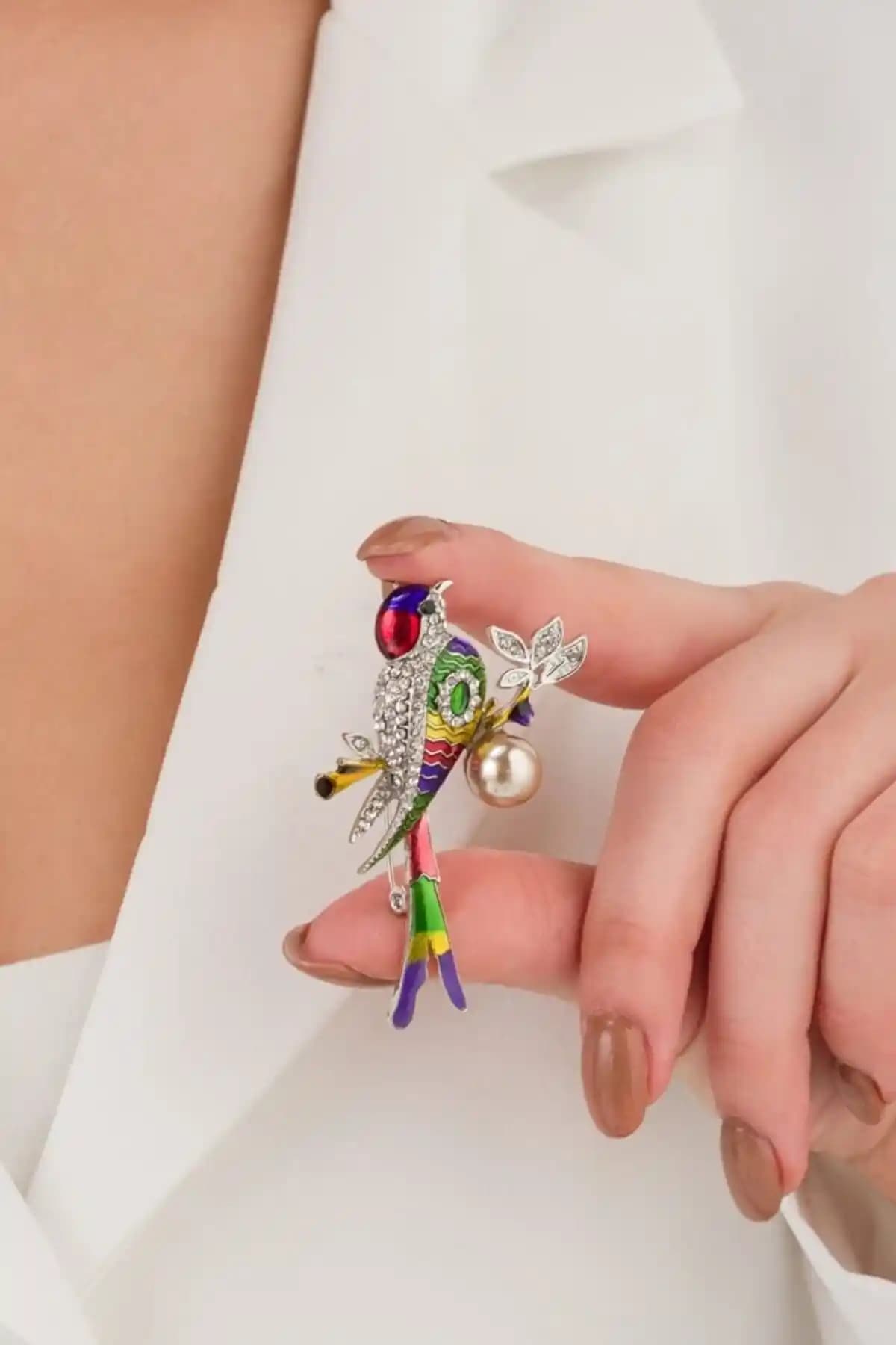 Kadın Broş Karşılaştırması: Renkli İncili Serçe ve Arı Tasarımları