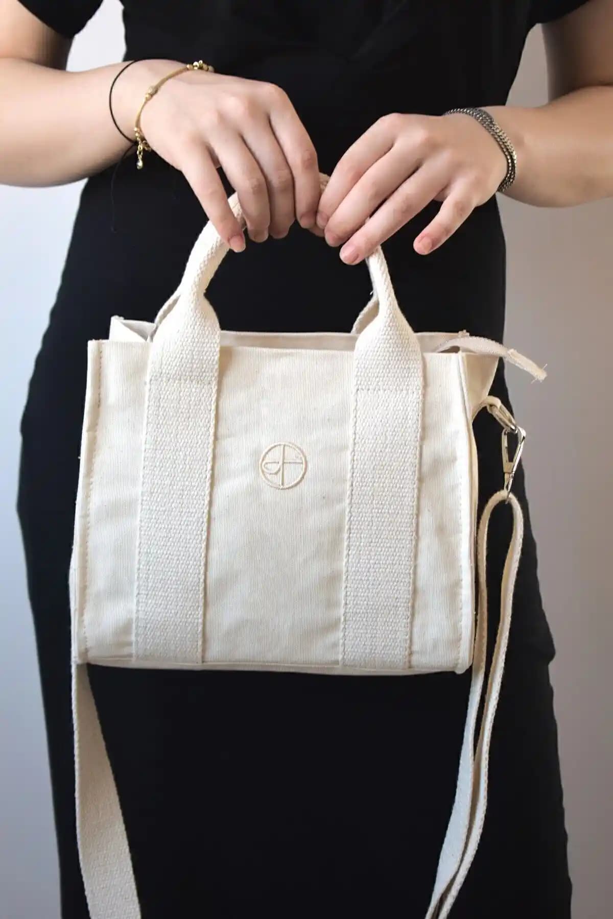 Kadın Çantası Karşılaştırması: Kanvas ve Suni Deri Modelleri Hakkında Bilgi