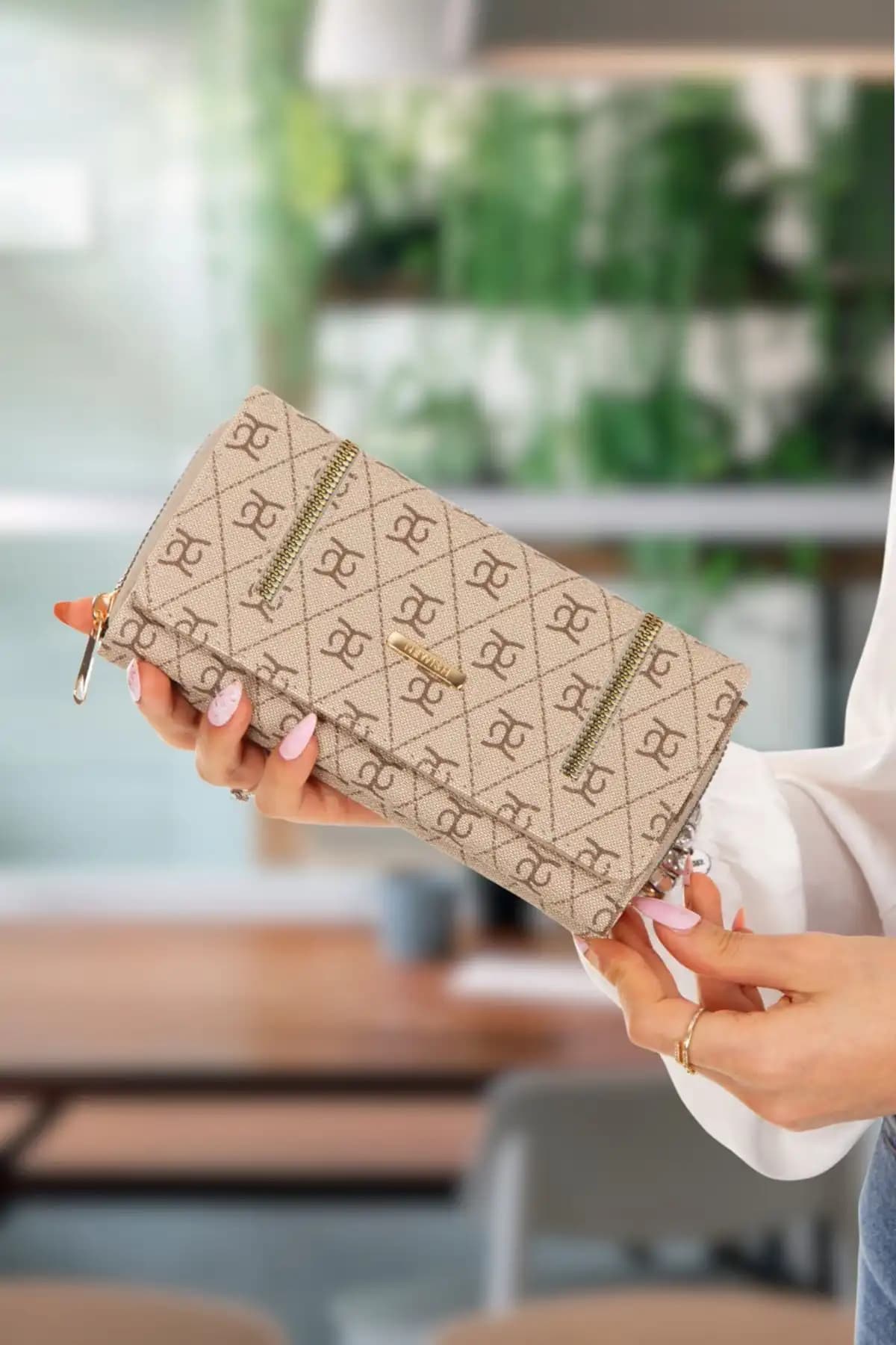 Kadın Cüzdanları Karşılaştırması: Adelina Bags ve Paul Brand Modelleri 1